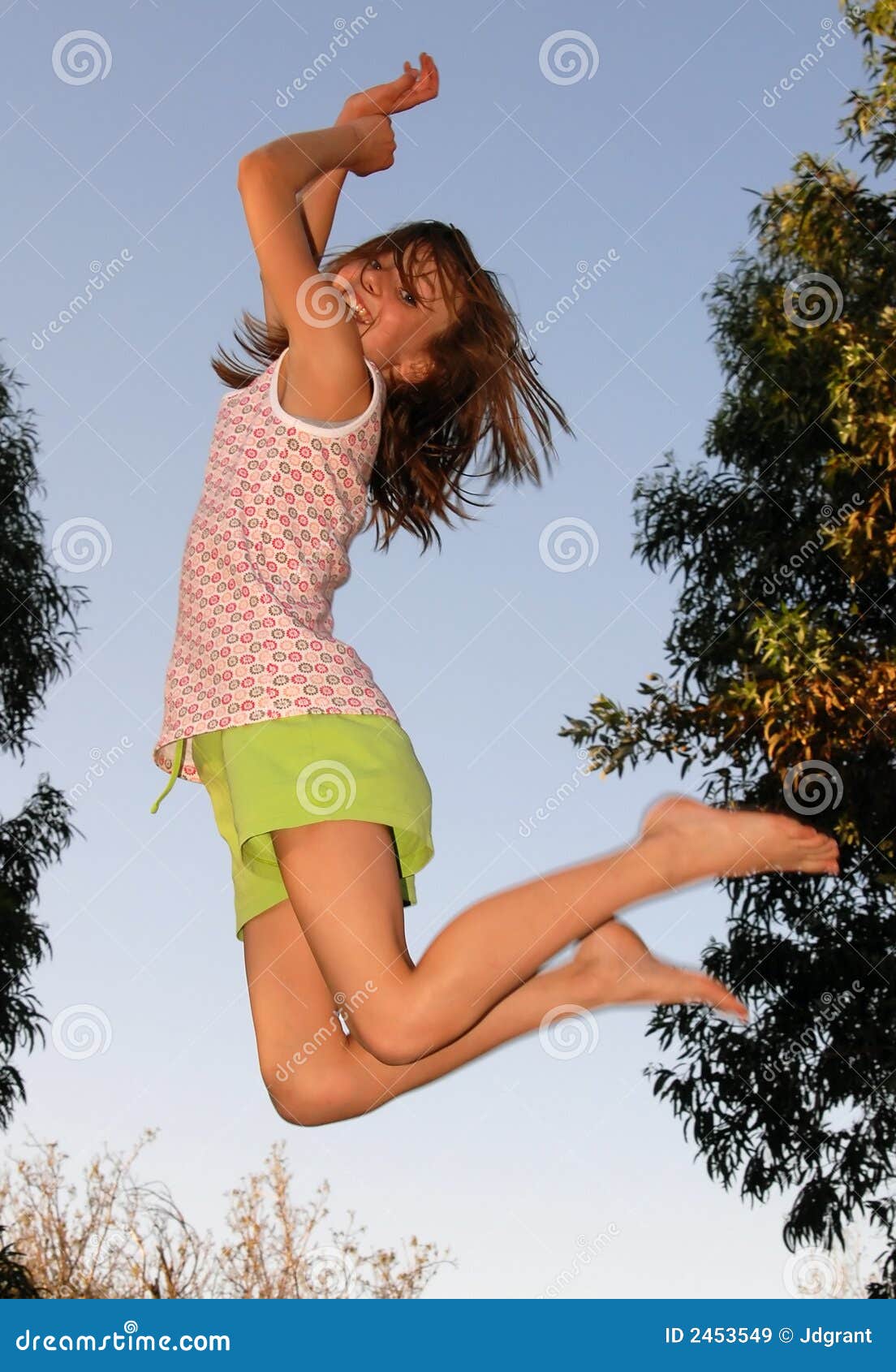Ragazza sul trampolino immagine stock. Immagine di femmina 2453549