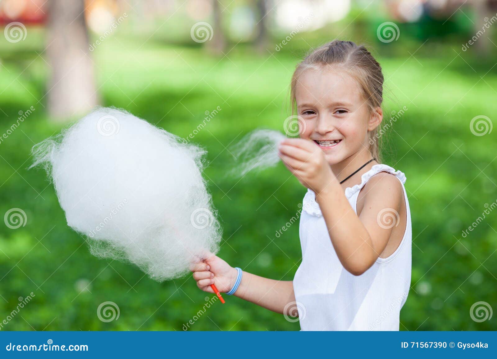 Ragazza Sveglia Con Lo Zucchero Filato Bianco Fotografia Stock - Immagine  di ragazze, felicità: 71567390