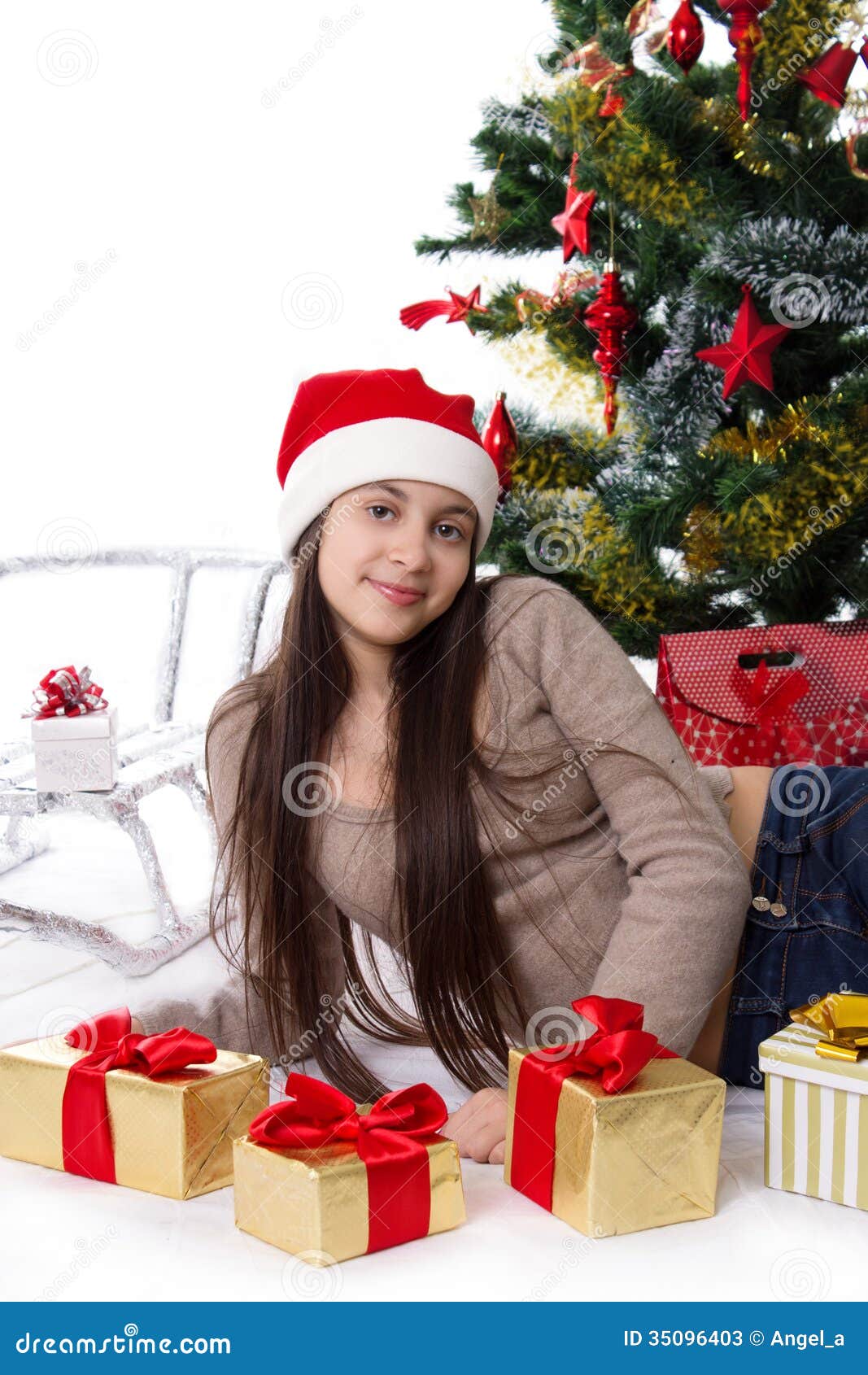 Ragazza Teenager in Cappello Di Santa Con I Regali Sotto L'albero Di Natale  Immagine Stock - Immagine di celebrazione, mezzanotte: 35096403