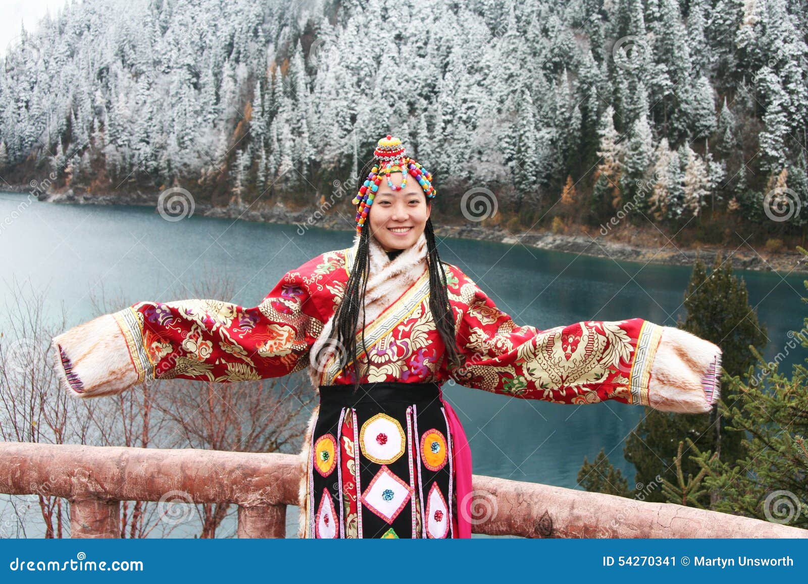 Ragazza Tibetana In Abbigliamento Tradizionale Fotografia Editoriale Immagine Di Branelli Neve