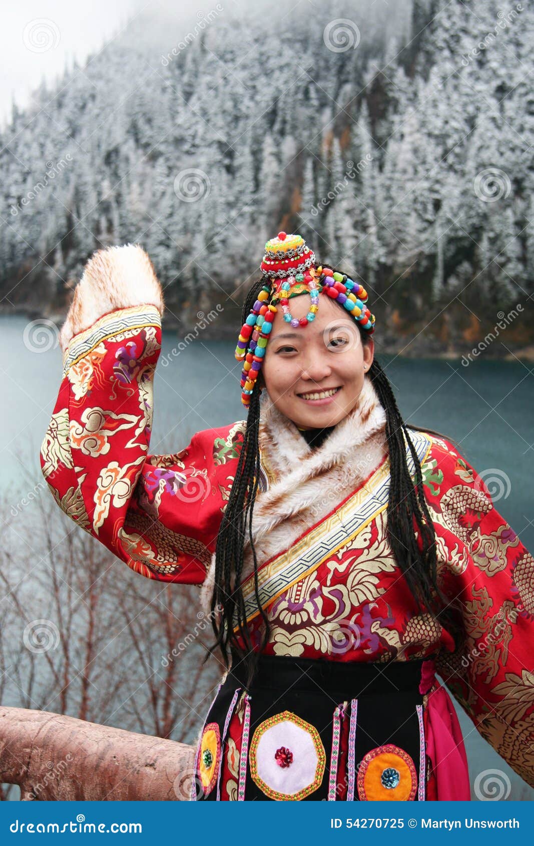 Ragazza Tibetana In Abbigliamento Tradizionale Immagine Editoriale Immagine Di Corsa Ragazza