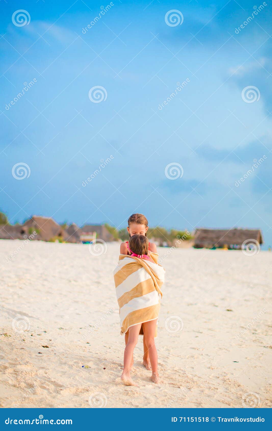 Прикрылась полотенцем. Девочка в полотенце на пляже. Фотосессии на пляже в полотенце. Ребенок в полотенце на пляже. Девушка с полотенцем на пляже.