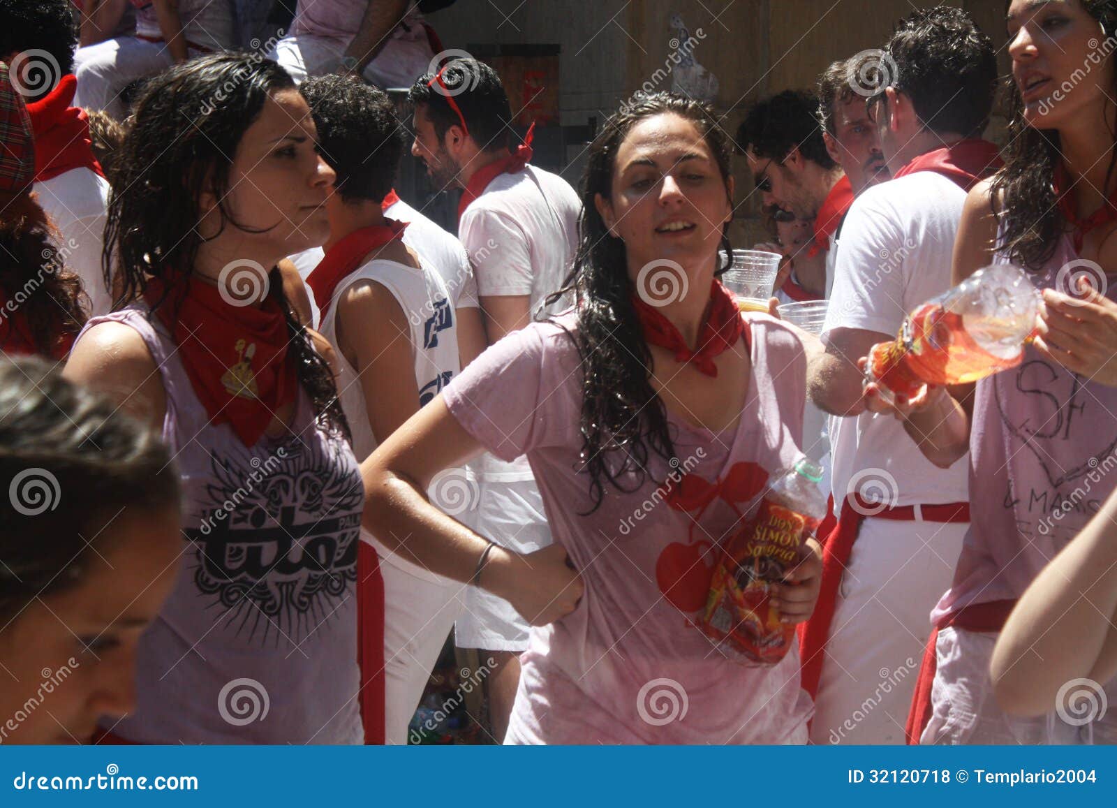 Ragazze sulla via in San Fermin Pamplona. Le ragazze sulla via con vino hanno macchiato i vestiti nei giorni di Pamplona San Fermin - per uso editoriale