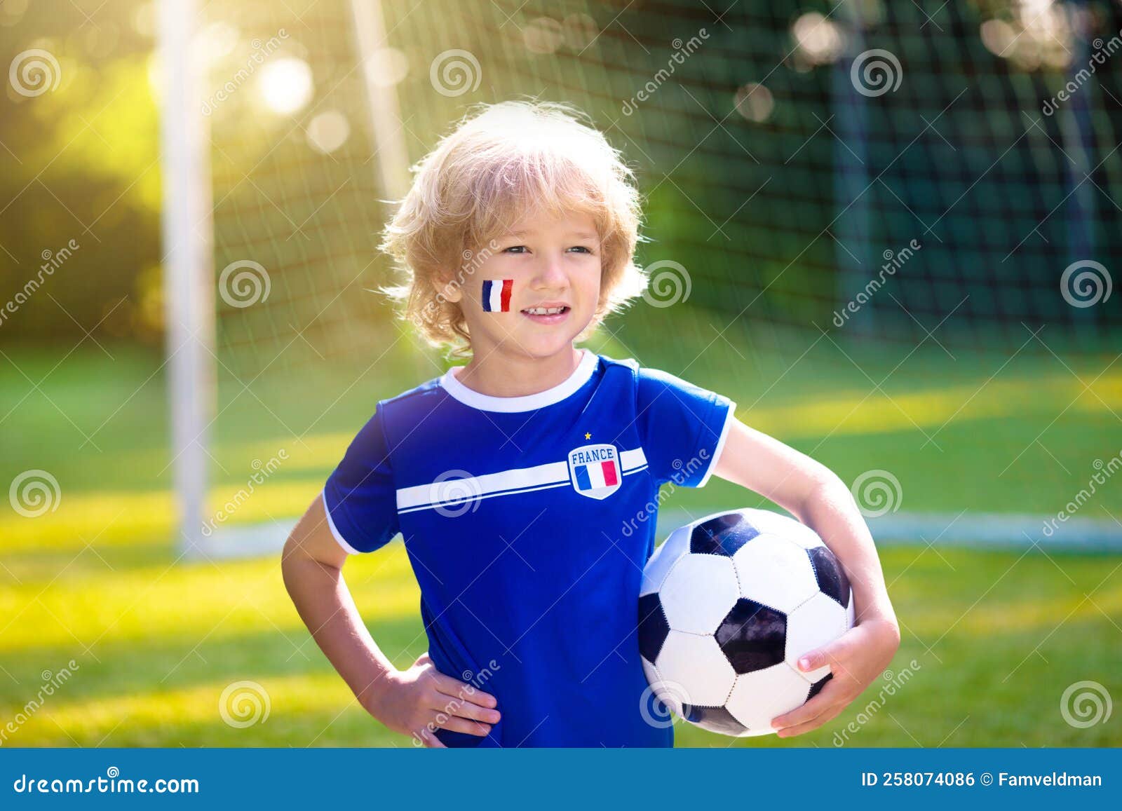 Ragazzi Francesi Di Calcio. I Bambini Giocano a Calcio Fotografia Stock -  Immagine di tazza, erba: 258074086