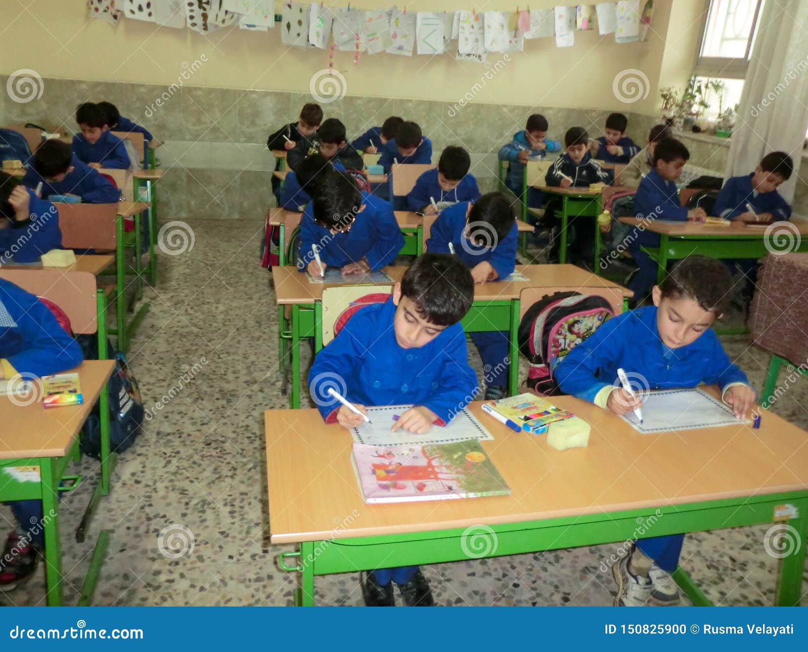 Ragazzi Gilan Iran Della Scuola Elementare Uno Dei Ragazzi Di Scuola Primaria In Rasht Provincia Di Guilan Iran Immagine Editoriale Immagine Di Impari Scrittorio