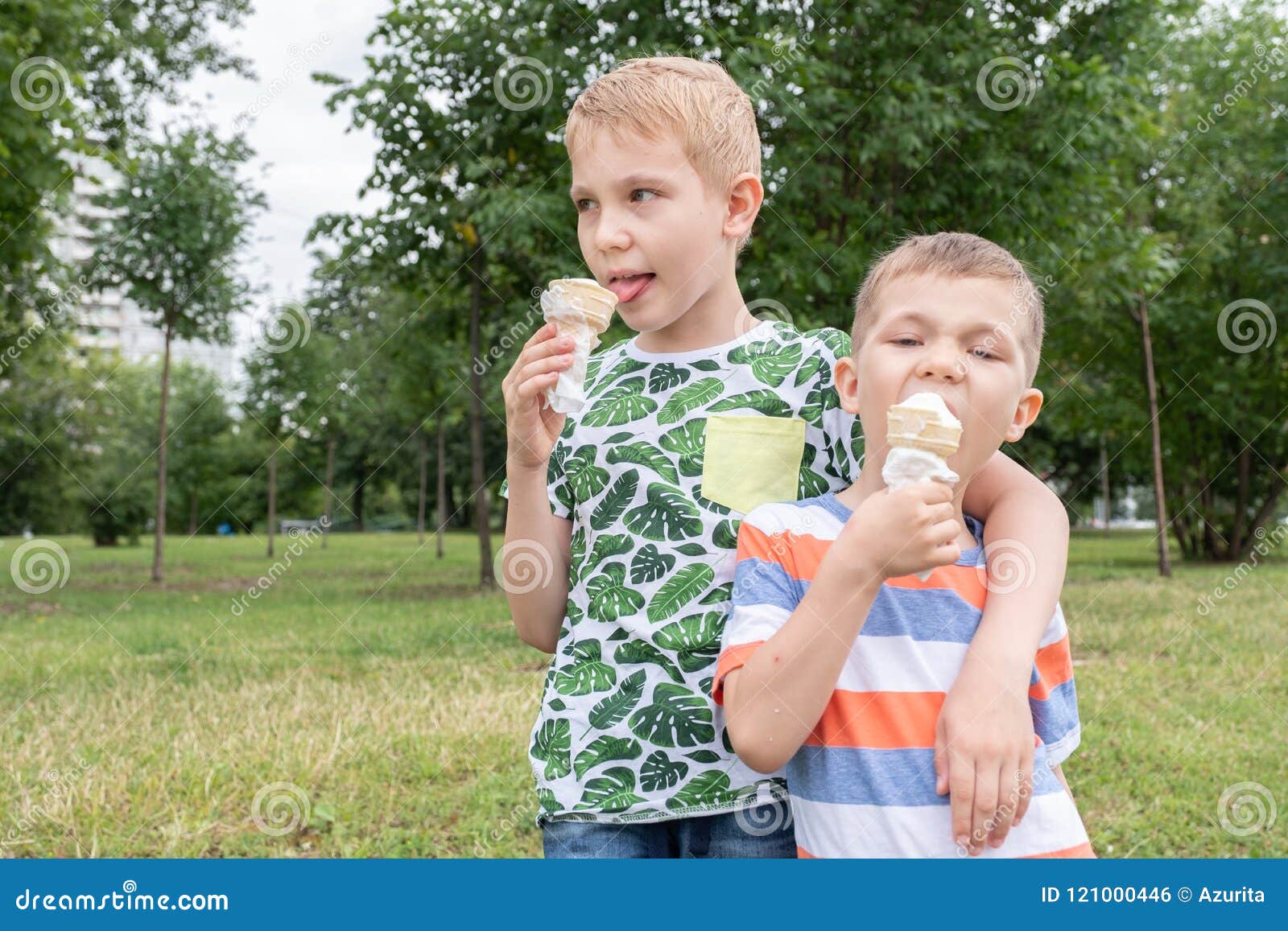 Ragazzini Divertenti Dei Bambini Dei Bambini Che Mangiano Il Gelato Fotografia Stock Immagine Di Infanzia Ritratto