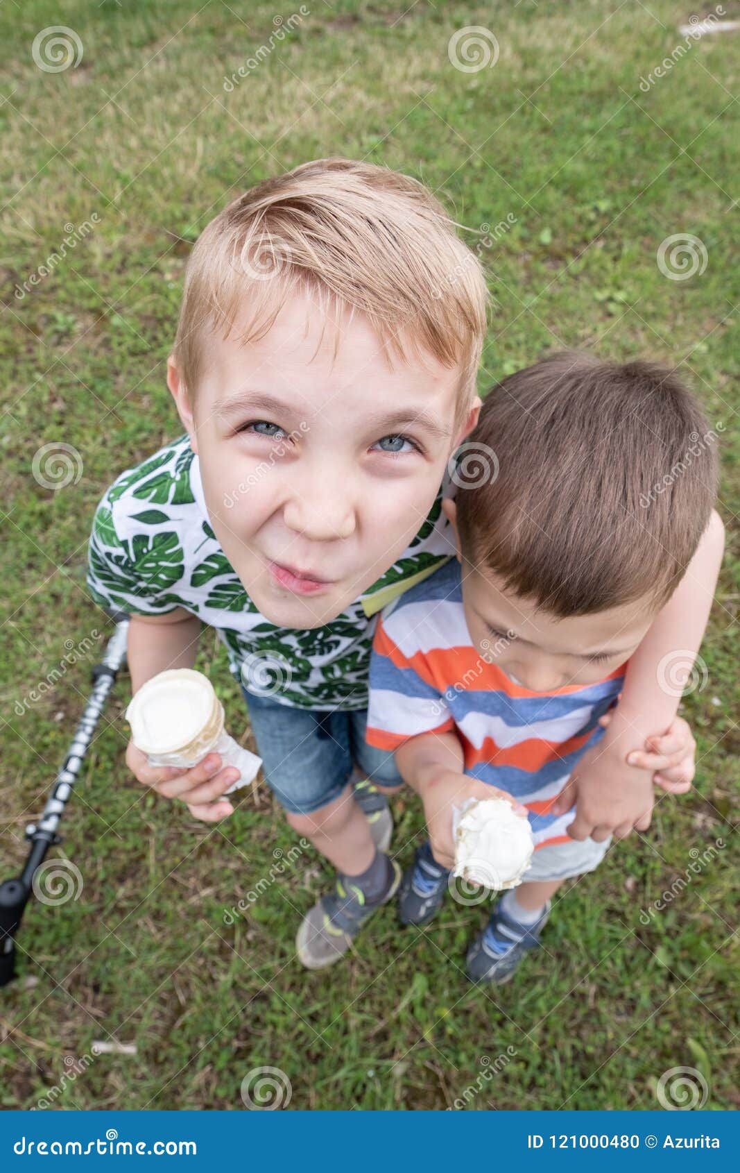 Ragazzini Divertenti Dei Bambini Dei Bambini Che Mangiano Il Gelato Fotografia Stock Immagine Di Estate Bambini