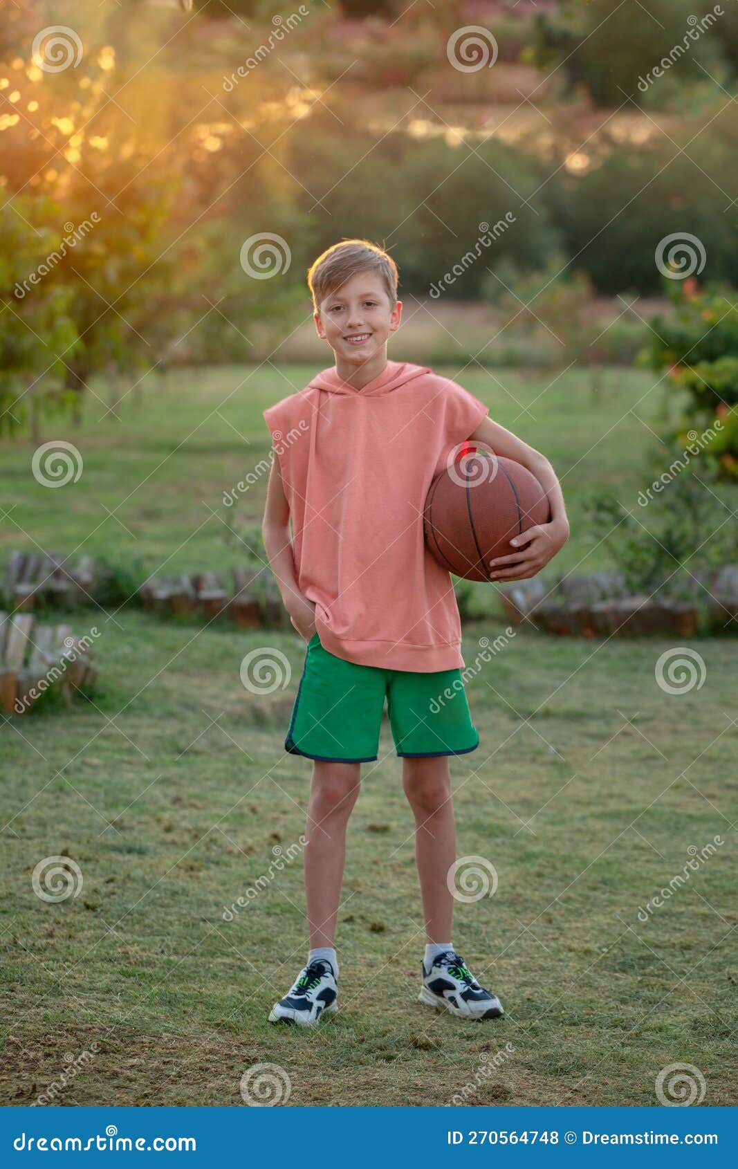 Ragazzino Che Gioca a Basket. Bambino Che Tiene in Mano Una Pallacanestro  in Una Giornata D'estate Al Sole Fotografia Stock - Immagine di felice,  giorno: 270564748