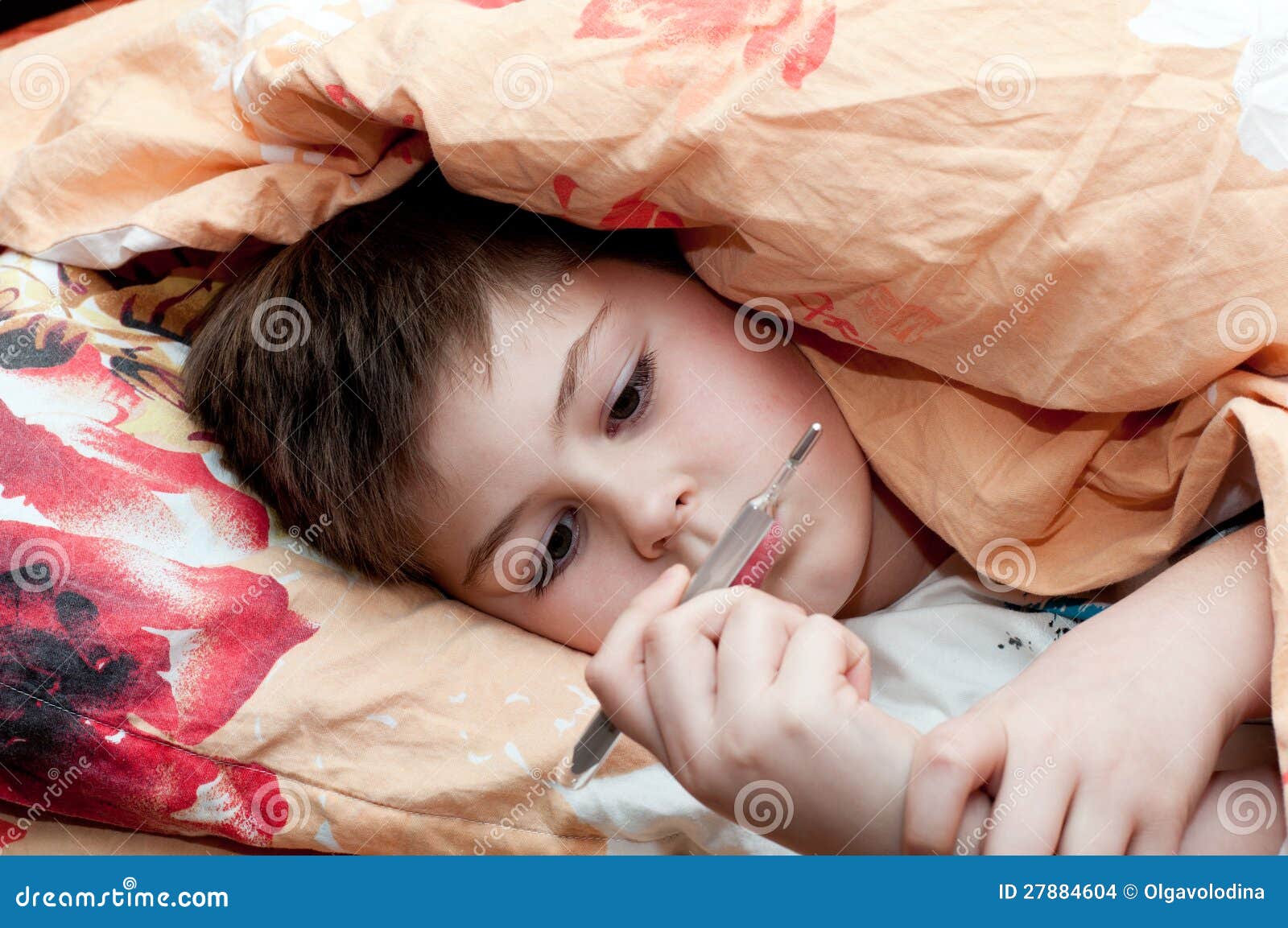 1 мальчик заболел. Больной мальчик в кровати. Мальчик лежит. Мальчик лежит в постели. Ребенок болеет в кровати.
