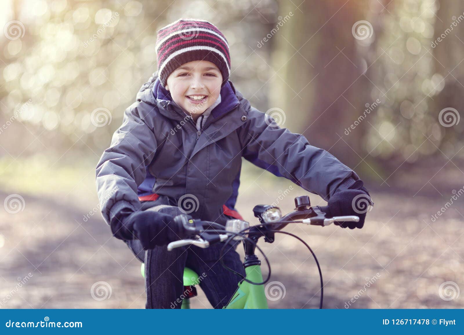 ragazzo in bicicletta in parco fluviale