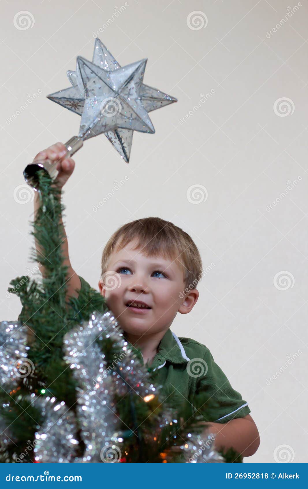 Stella Sull Albero Di Natale.Ragazzo Che Mette Stella Sull Albero Di Natale Fotografia Stock Immagine Di Garland Poco 26952818