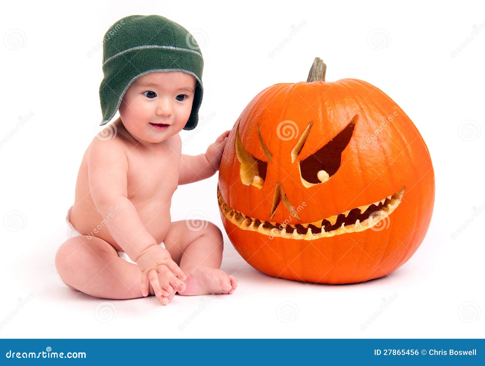 Ragazzo con la zucca. Il giovane maschio si siede vicino ad una zucca su bianco