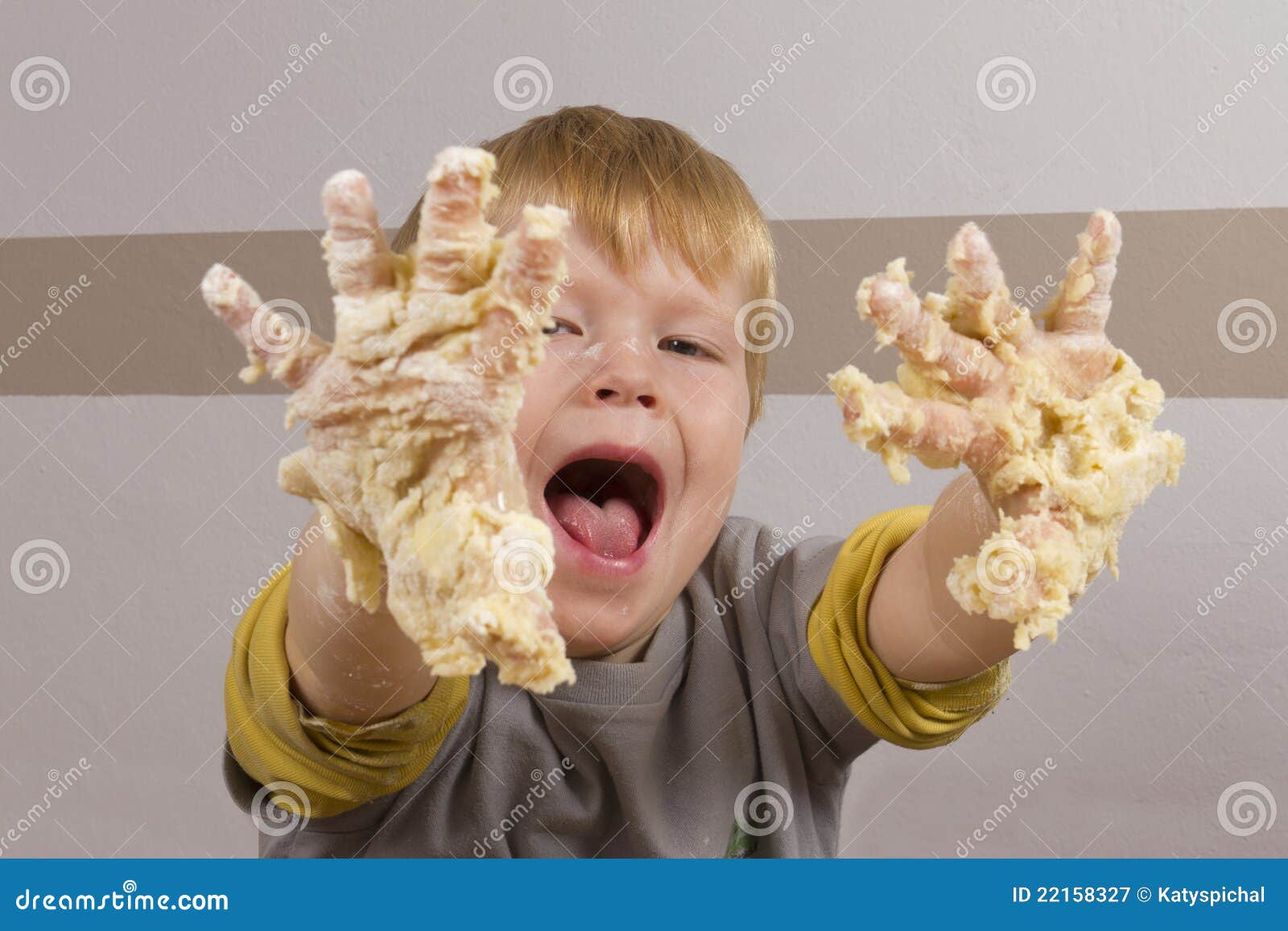 Ragazzo Con Le Mani Appiccicose Piene Di Pasta Immagine Stock - Immagine di  domestico, nazionale: 22158327