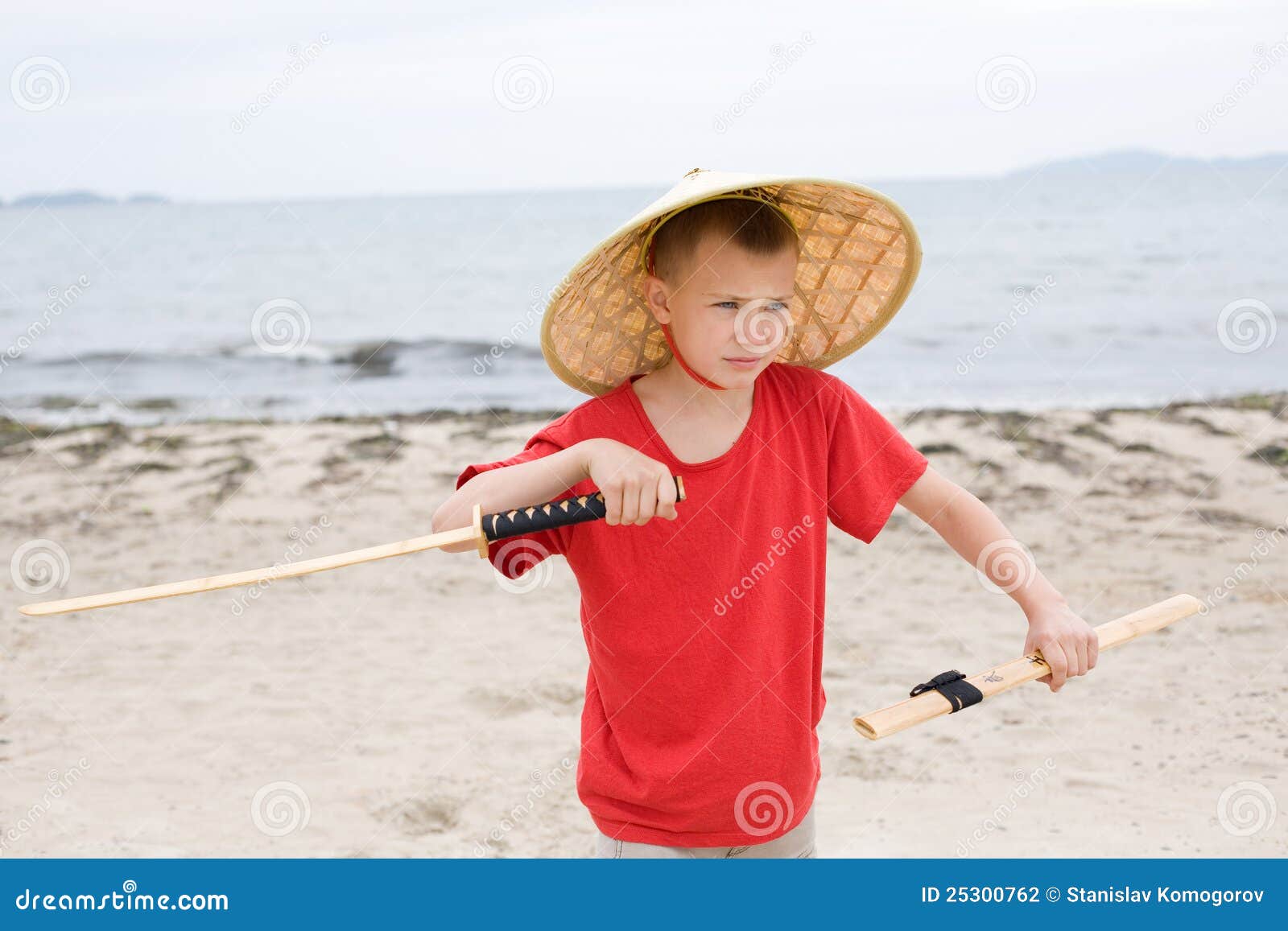 Ragazzo con una spada del samurai fatta di bambù.