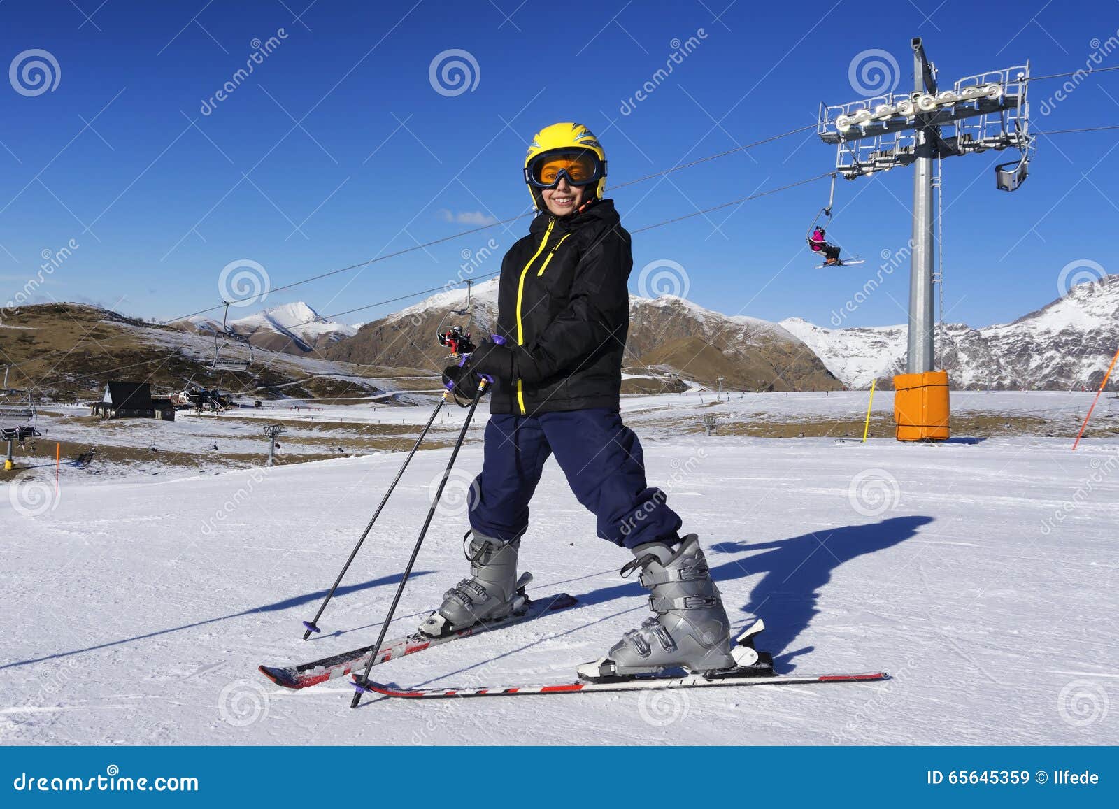 Ragazzo Di Corsa Con Gli Sci Con La Passamontagna Ed Il Casco Immagine  Stock - Immagine di casco, felice: 65645359