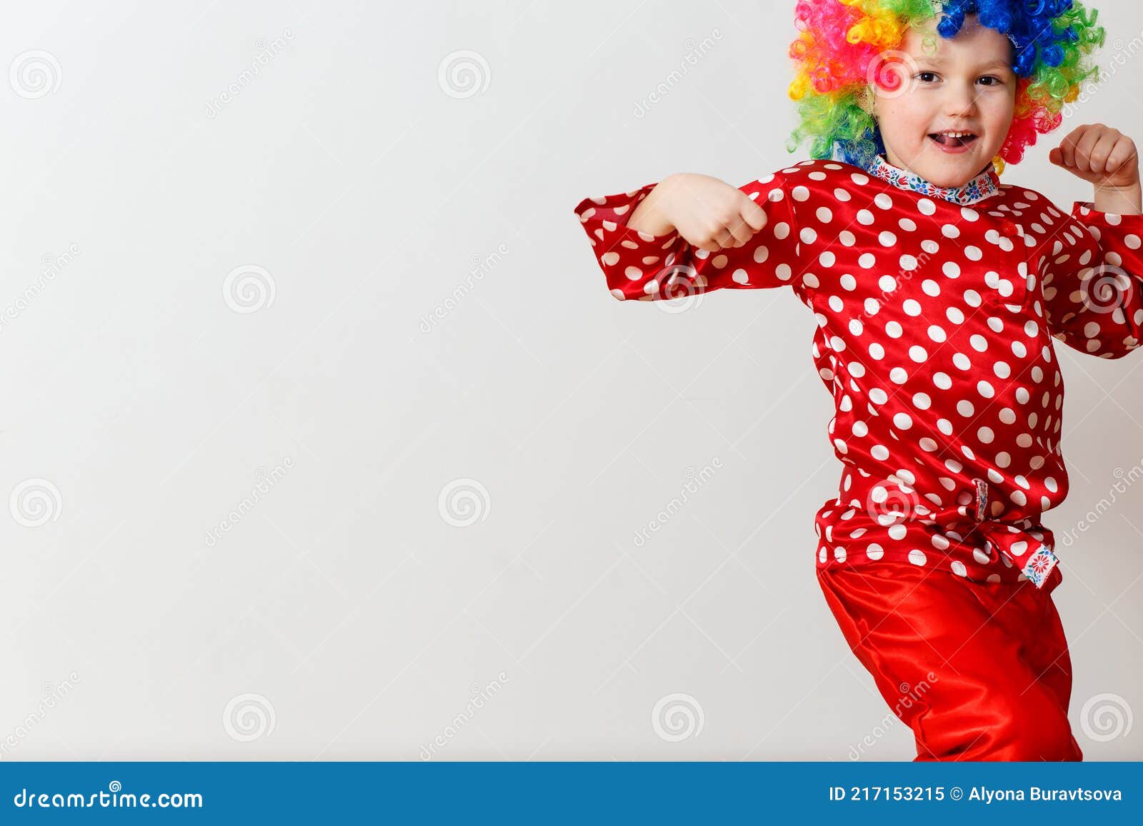 Ragazzo Divertente in Costume Da Clown Al Limite Del Telaio Immagine Stock  - Immagine di bordo, infanzia: 217153215