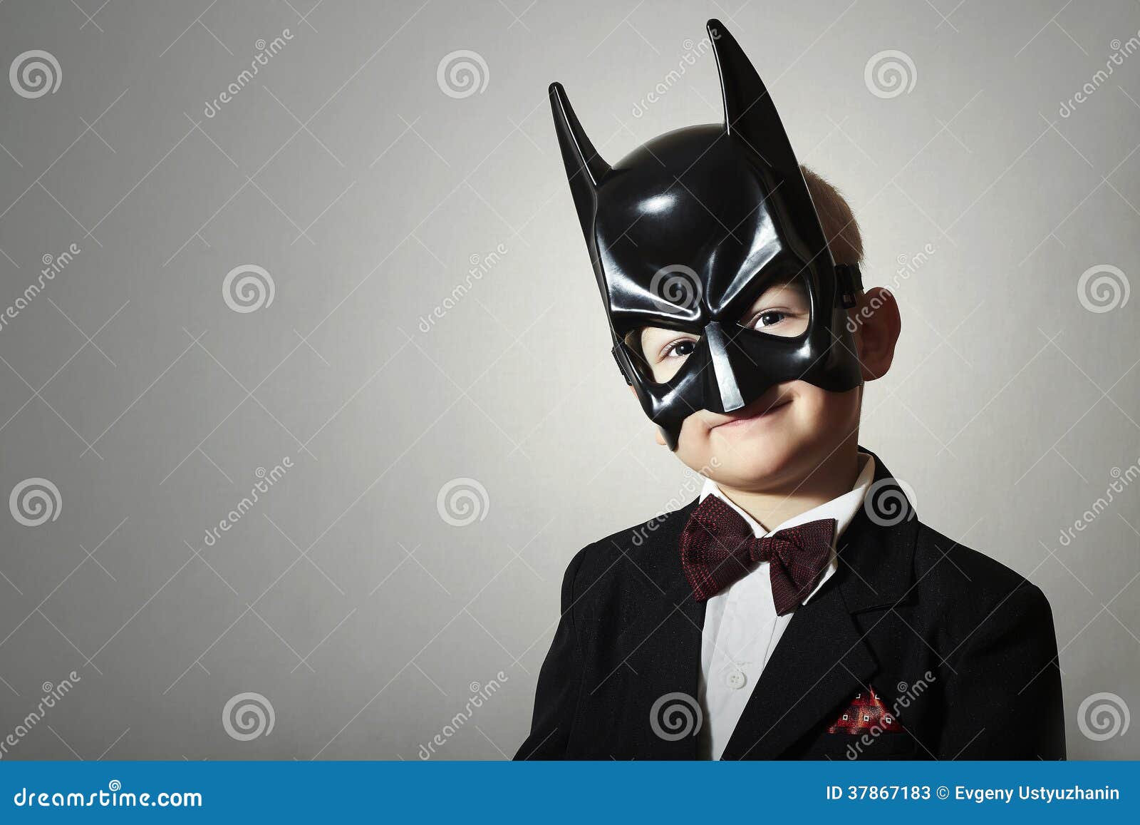 Ragazzo Nella Maschera Di Batman. Bambino Divertente in Vestito