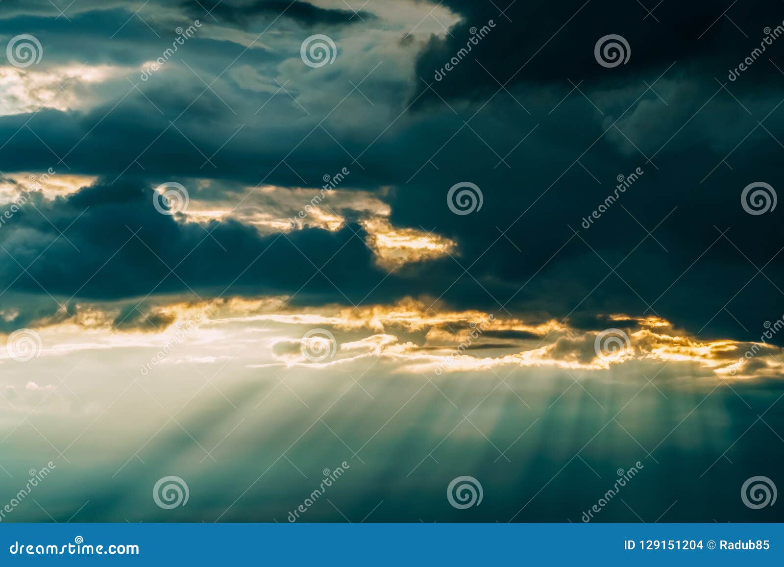 Raggi Del Sole in Grey Clouds after Powerful Storm Fotografia Stock Immagine di cumulo, cielo