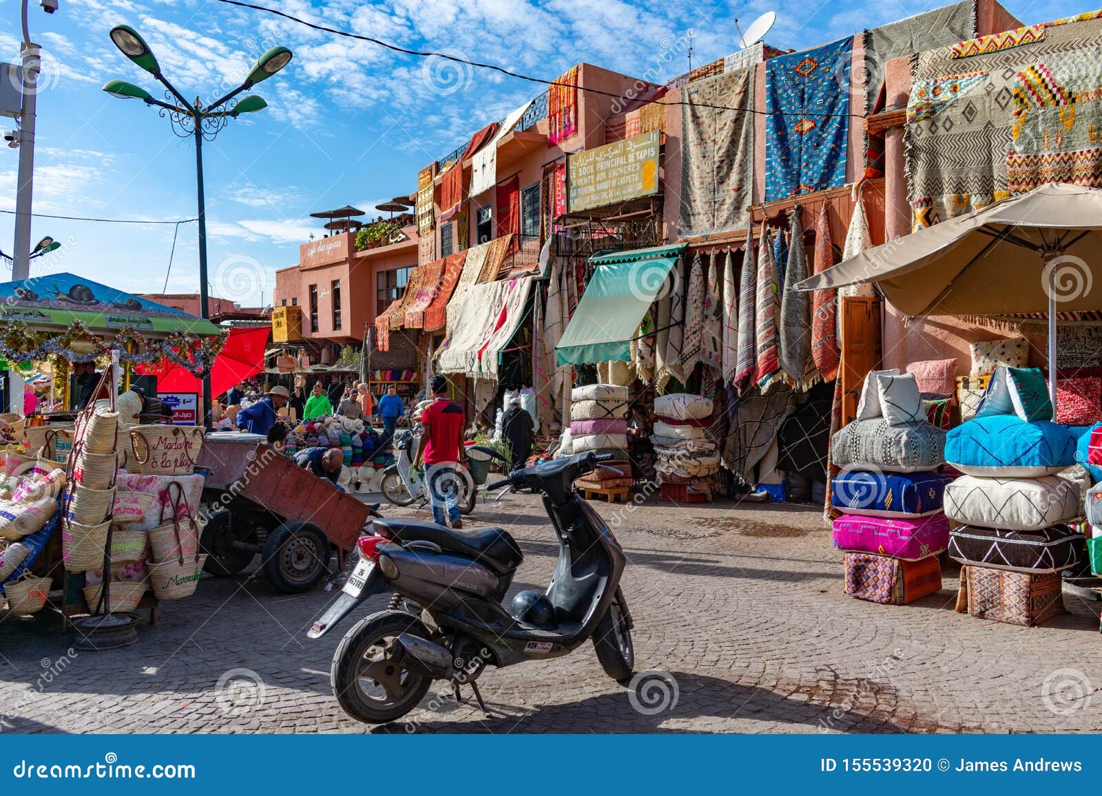 Rahba Lakdima ou la place d'épice à Marrakech Maroc avec un vélo et objets à vendre. Rahba Lakdima ou la place d'épice à Marrakech Maroc dans la Médina de la ville avec de nombreuses marchandises à vendre le 3 mars 2019