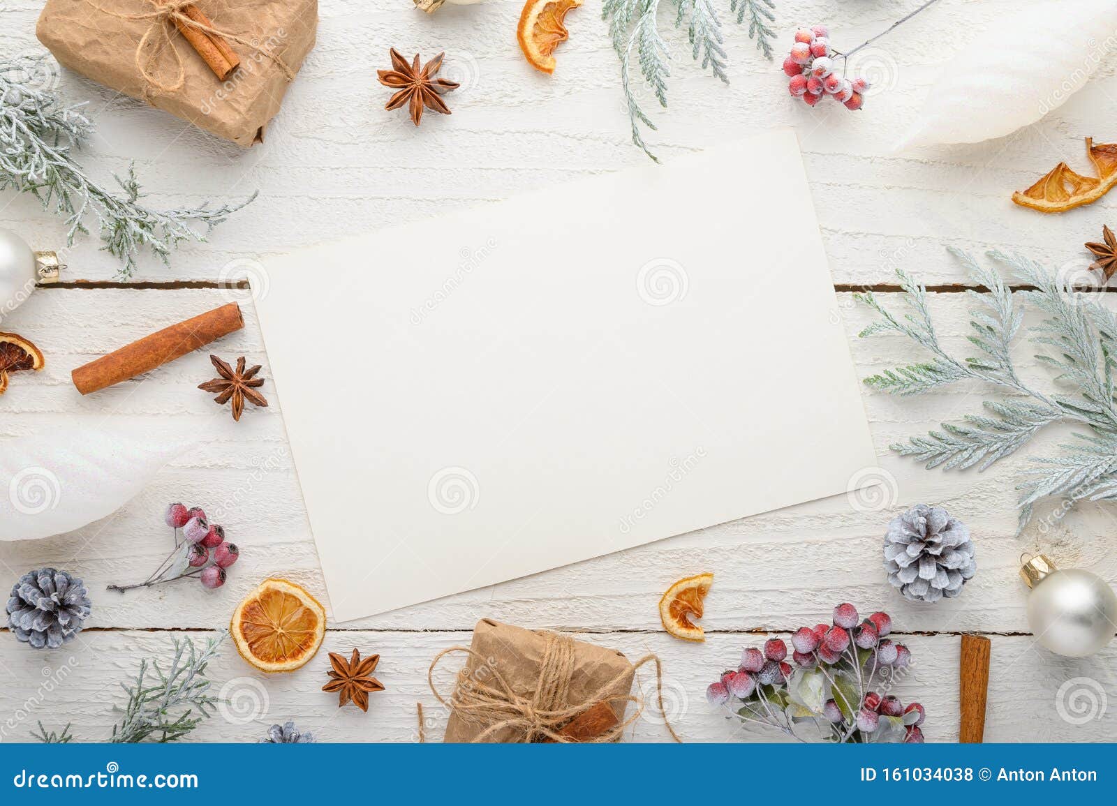 Rahmen Weihnachten Neujahr Hintergrund Mit Komposition Mit Leerem Postkartenraum Fur Design Auf Weissem Holzboden Stockfoto Bild Von Weissem Fur