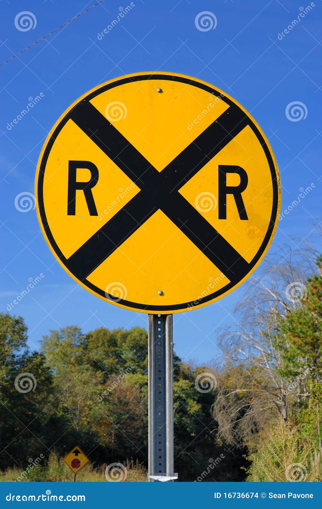 Railroad Crossing Road Sign Stock Images - Image: 16736674