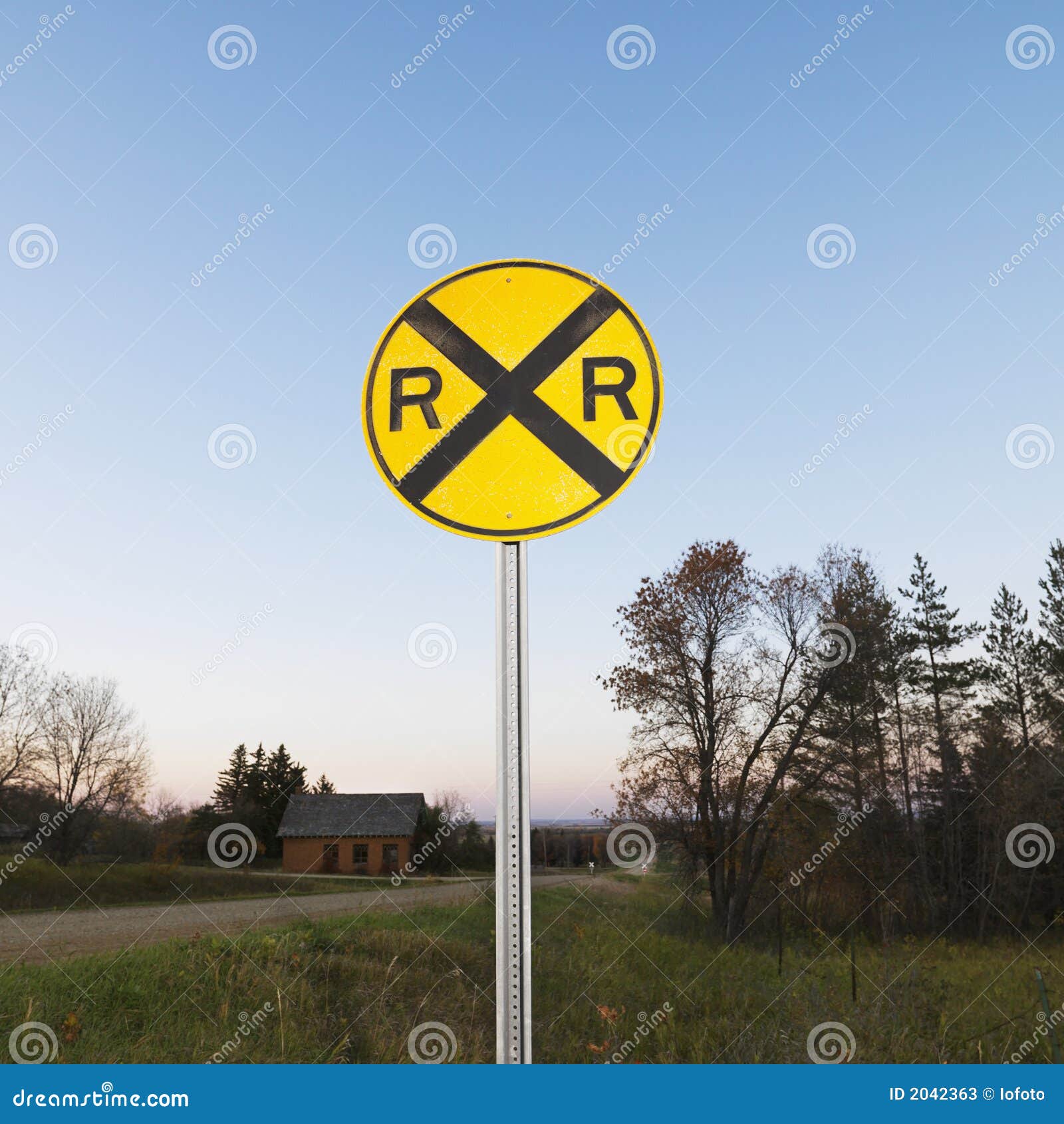 Почему знак желтый. Железнодорожный знак круглый. Желтый Железнодорожный знак. Дорожный знак желтый крест. На железной дороге круглый жёлтый знак.