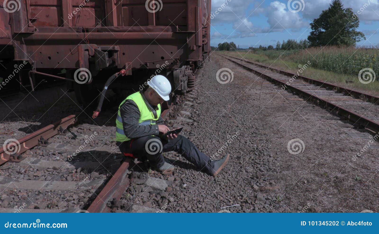 Ситуация на железной дороге. Нарушения на железной дороге. Нарушение на ЖД путях работниками. Сидит на рельсах Железнодорожник. Безопасности сидеть на рельсах.