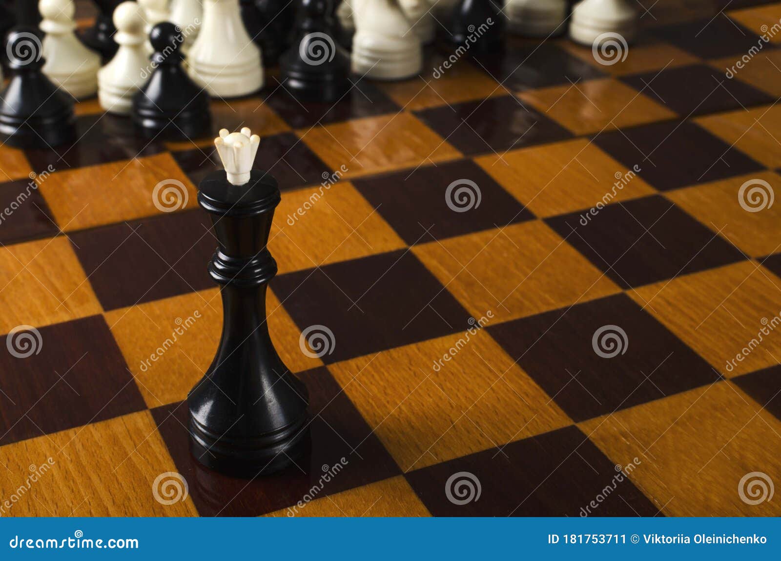 Um tabuleiro de xadrez com o nome do time de xadrez nele