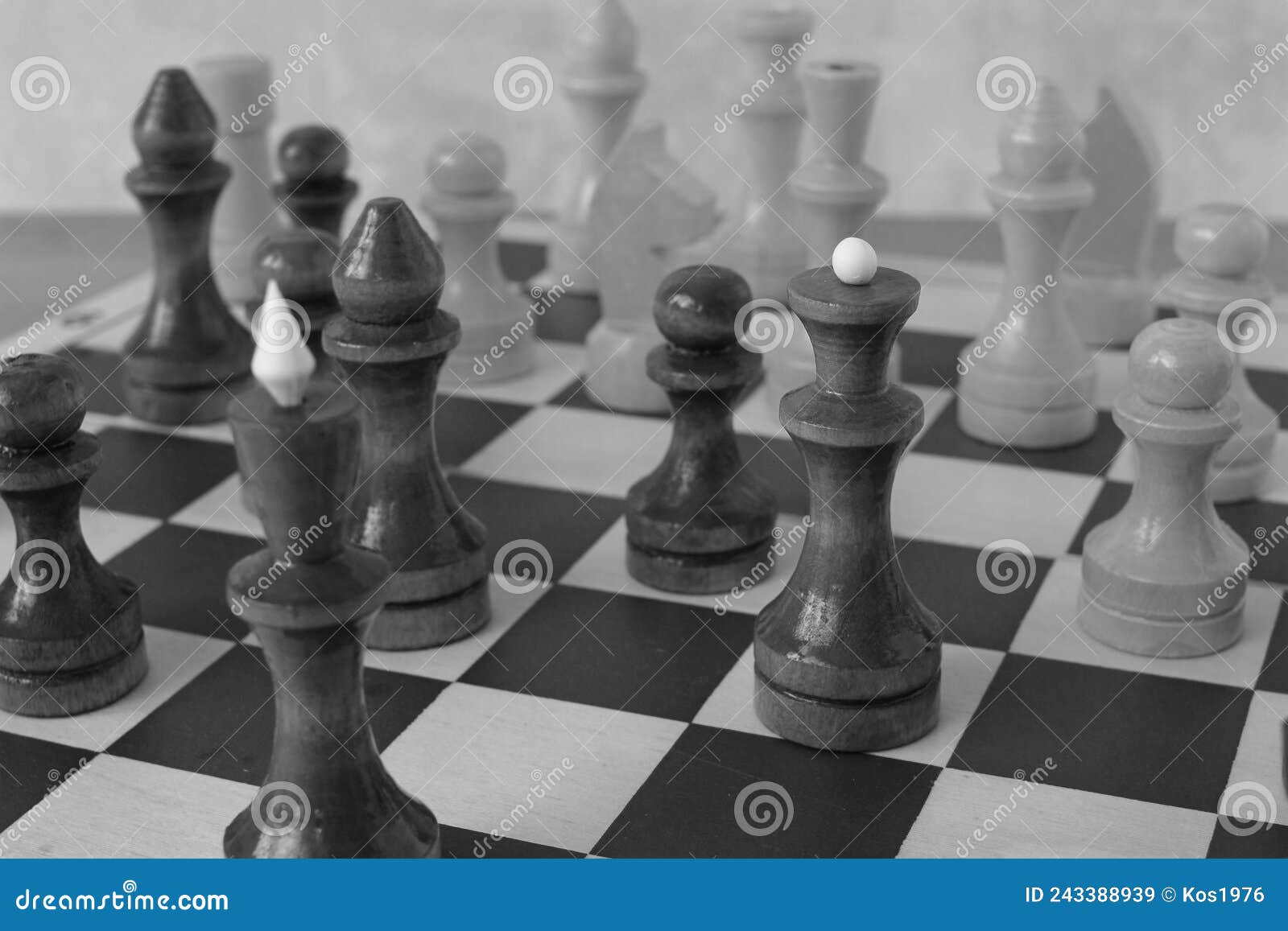 Rainha Do Xadrez Em Um Tabuleiro Imagem de Stock - Imagem de xadrez,  conceito: 243388939