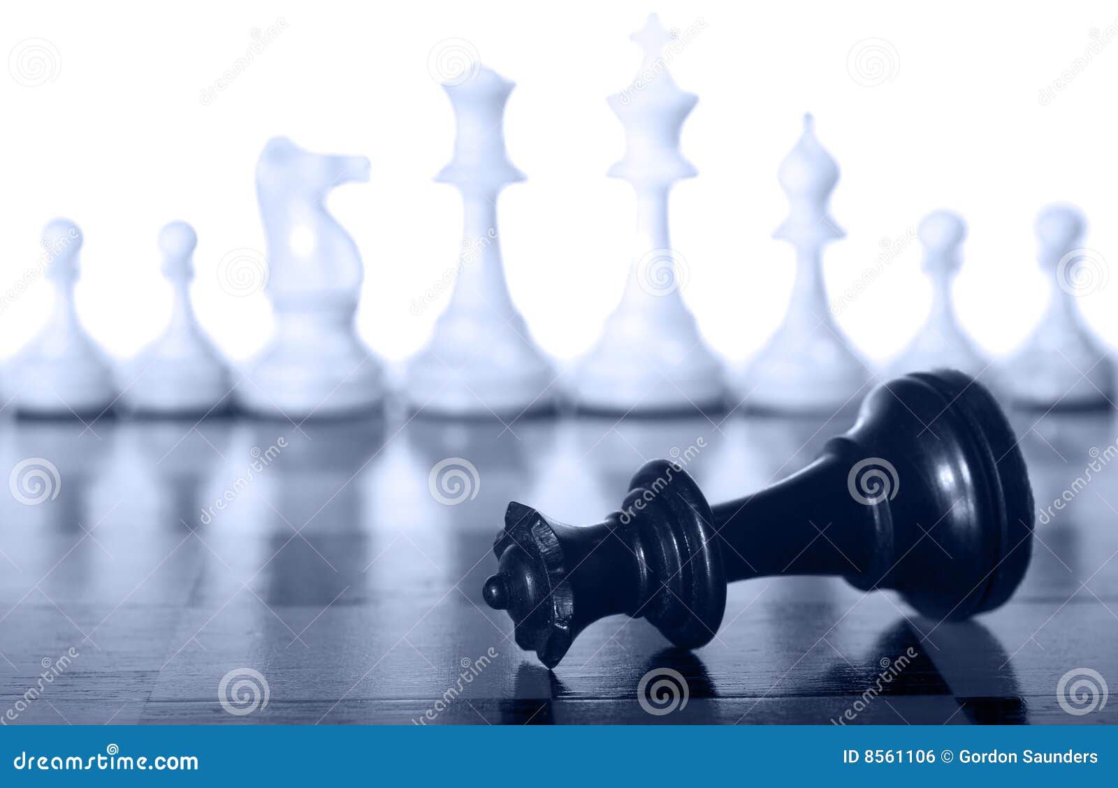 Foto de Regime De Xadrez Preto Rei No Escuro e mais fotos de stock de Xadrez  - Jogo de tabuleiro - Xadrez - Jogo de tabuleiro, Rei - Peça de xadrez,  Rainha 