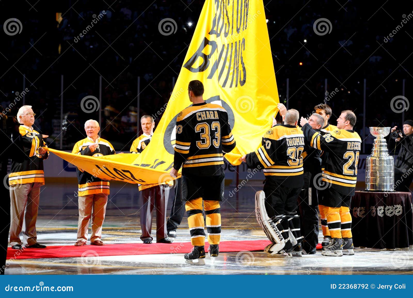 Bruins raise banner for 2011 Stanley Cup