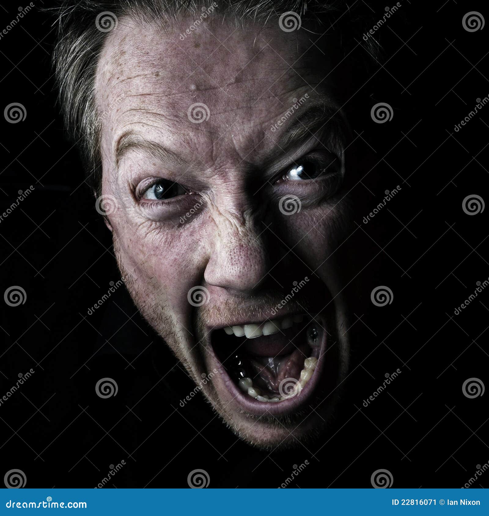 Retrato do auto - equipe Shouting, gritando na raiva