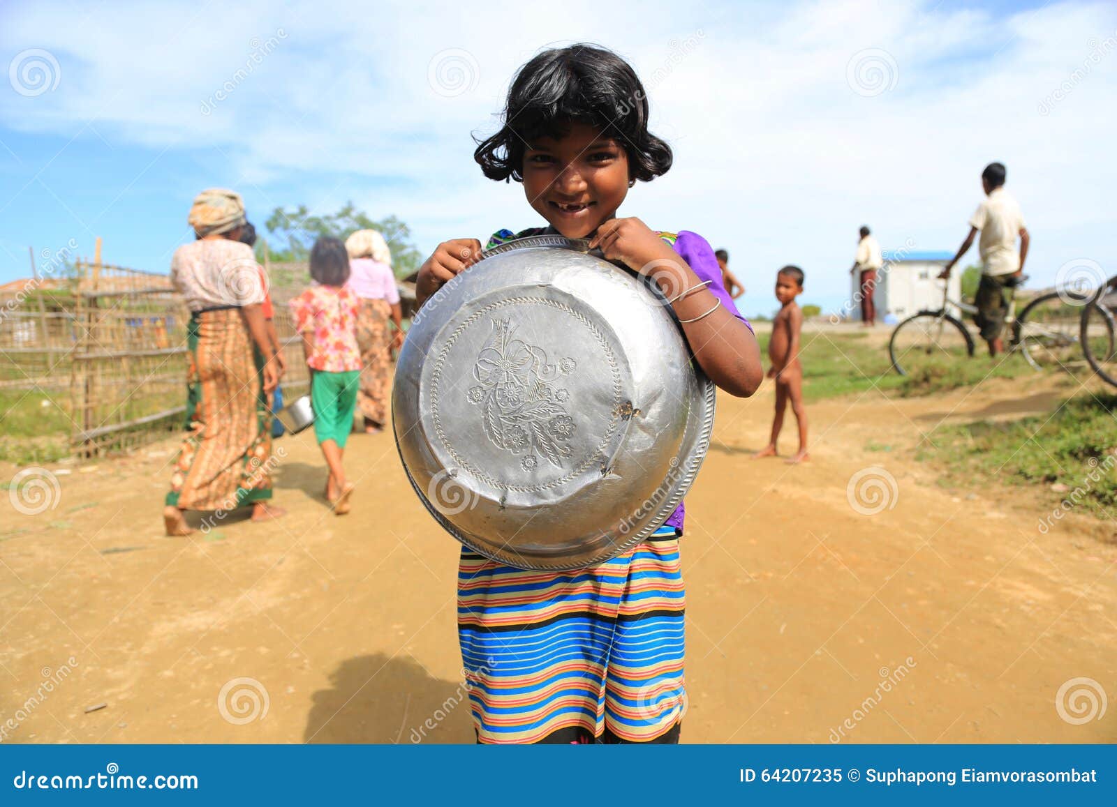 RAKHINE stan MYANMAR, LISTOPAD, - 05: Setki Muzułmański Rohingya cierpią surowego niedożywianie w zatłoczonych obozie w Myanmar Rakhine stanie na LISTOPADZIE, 2015 w Sittwe, Myanmar