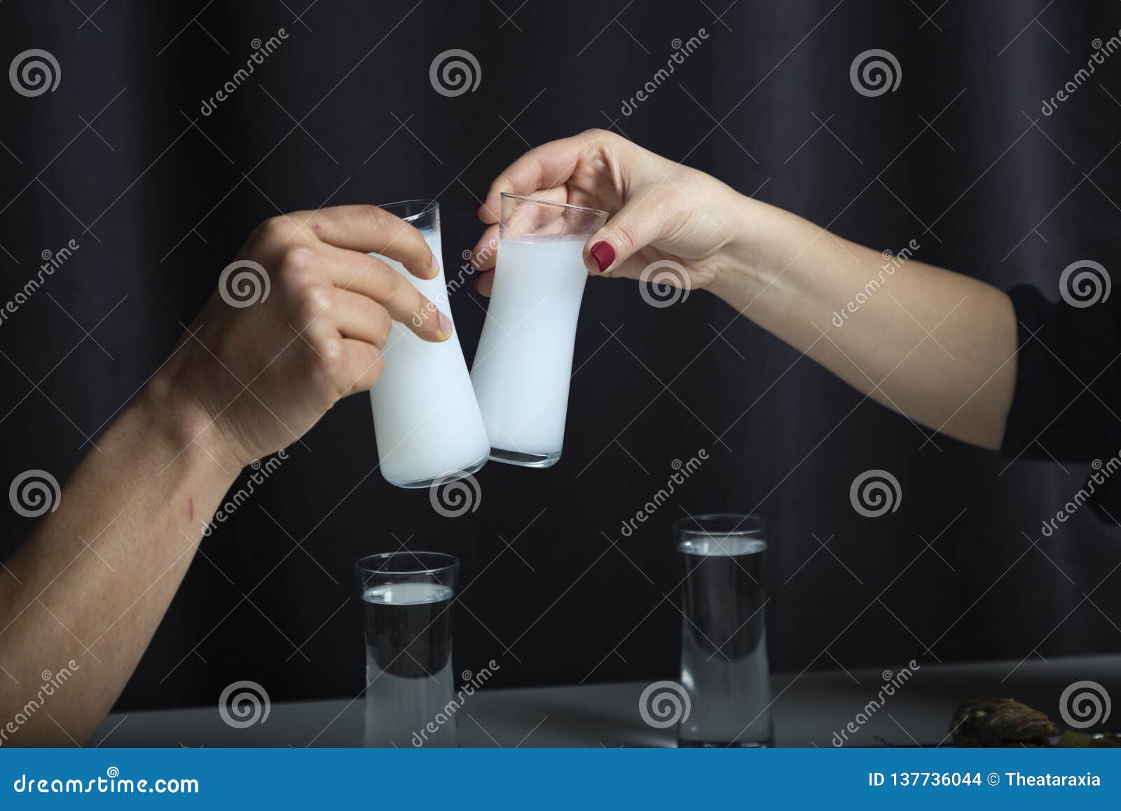 Raki turc avec des amis photo stock. Image du grec, cheers - 137736044