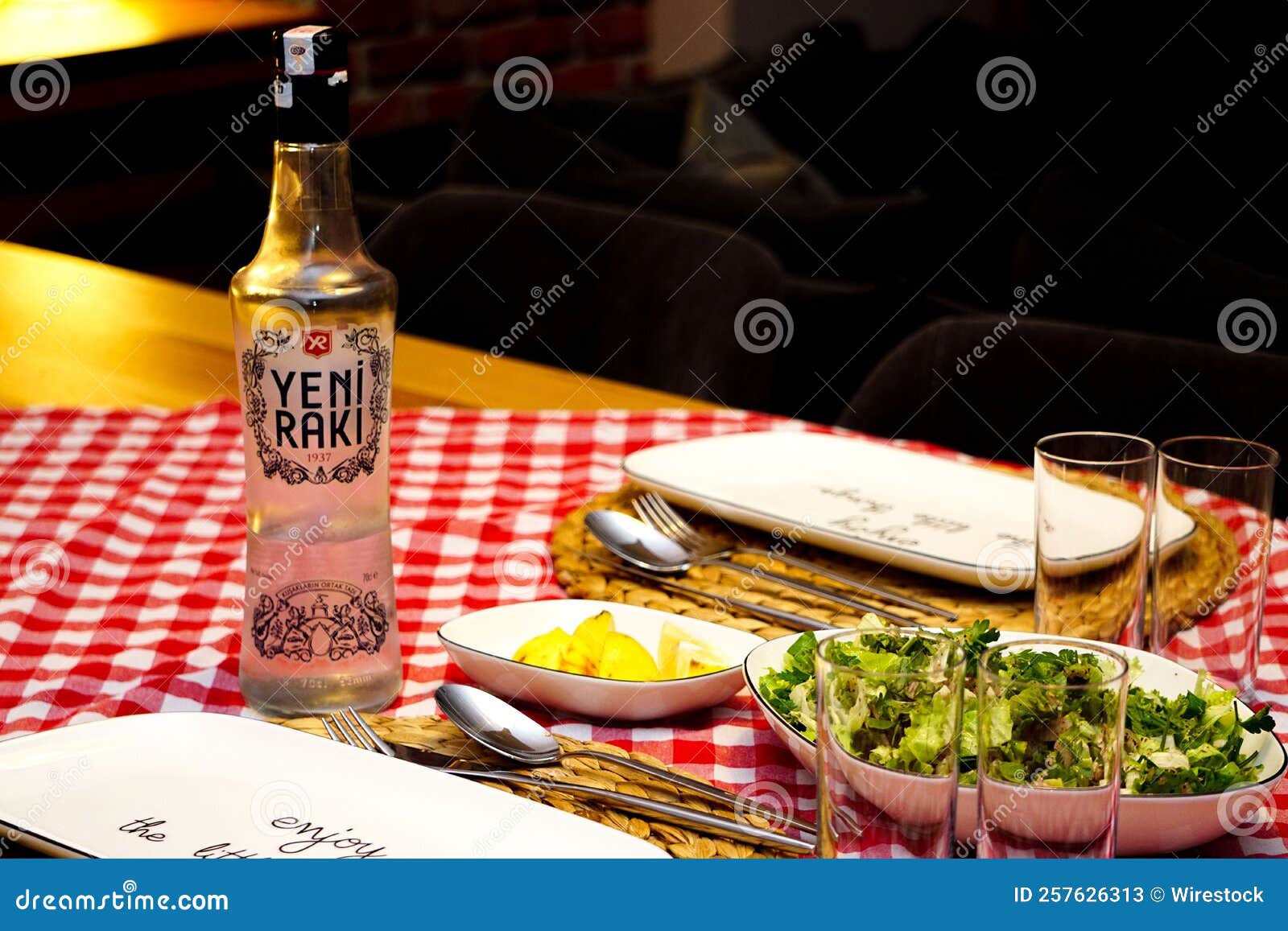 Raki Turc Et Poisson Bonite Grillé Sur La Table Photo stock éditorial -  Image du turc, tranché: 257626313