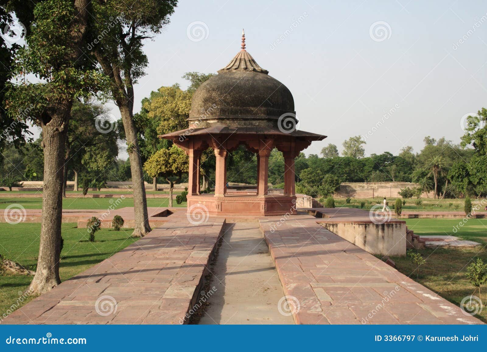 Ram Bagh, Agra. A ram Bagh está um norte de aproximadamente 2.3 quilômetros de Taj Mahal. É o jardim moughal o mais velho em India, construído por Imperador Babur no ano 1528.