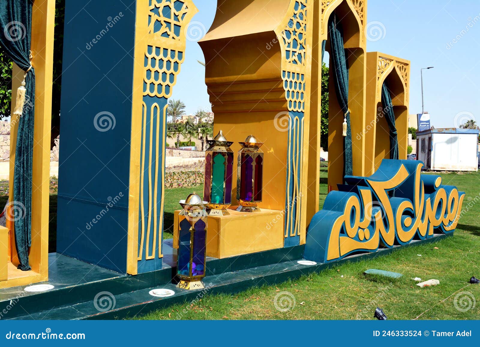Ramadan: Decorazioni Per Festeggiare Nei Cancelli Della Strada Islamici Con  Tende, Lampade E Lanterne Arabe Immagine Stock Editoriale - Immagine di  egitto, accumulazione: 246333524