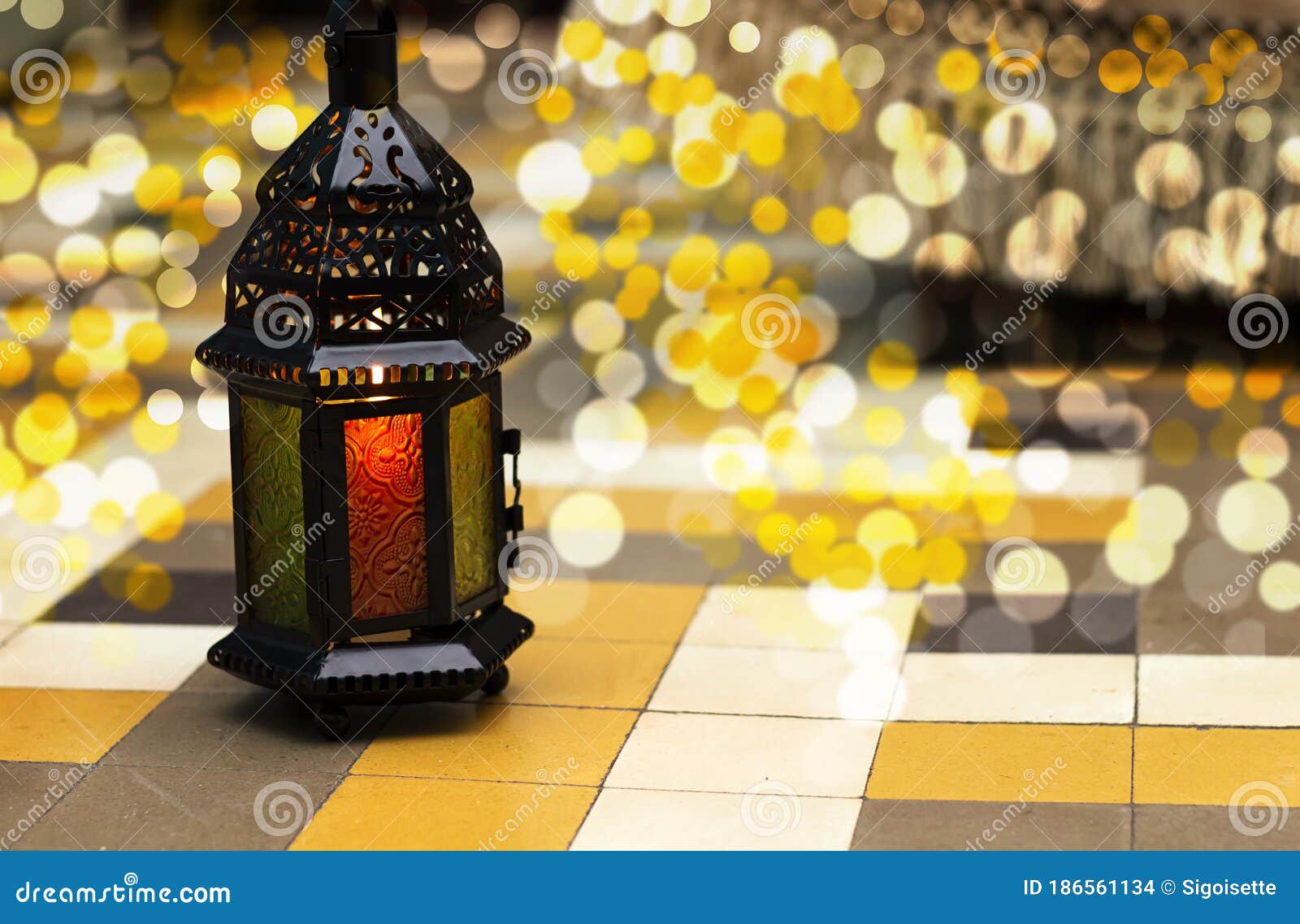 Ramadan-kareem Und Eid Al Fitr Laternen ägyptische Fanoos. Lanternsarabic Lampe  Fanoos Für Ramadan-kareem Eid Al Fitr Mubarak Mit Stockfoto - Bild von  hintergrund, kareem: 186561134