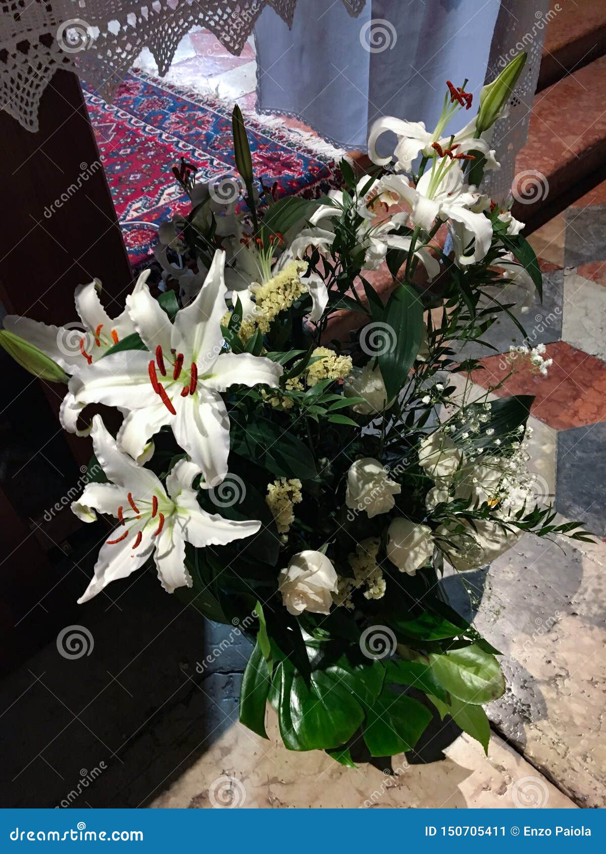 Ramalhete Bonito De Flores Do Lírio Branco, Das Rosas Brancas E Da Flor  Nupcial No Pé Do Altar Em Uma Igreja Imagem de Stock - Imagem de fresco,  tradicional: 150705411