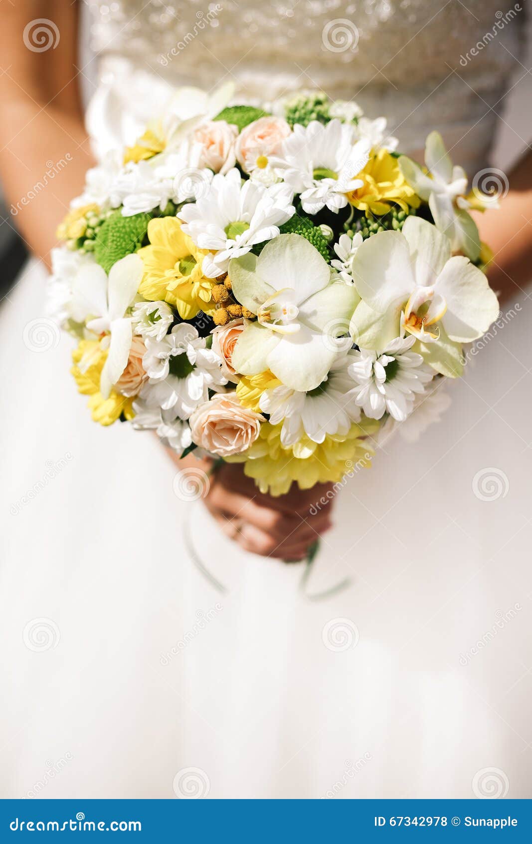 Ramalhete Da Noiva Com Rosas Brancas, Orquídeas, Margaridas Foto de Stock -  Imagem de pétala, flor: 67342978