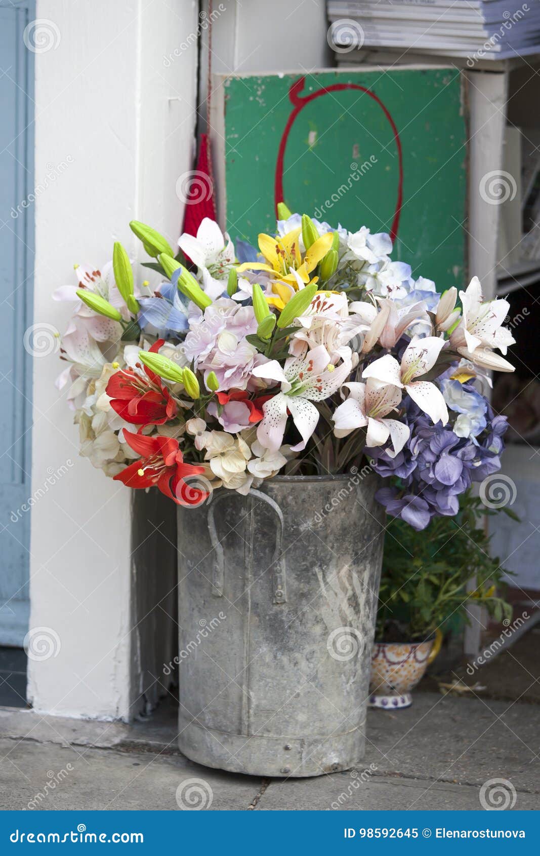 Ramalhete Das Flores Artificiais - Amarelas, De Lírios Vermelhos,  Alaranjados E De Hortênsias Azuis Em Uma Cubeta Alta Do Zinco P Imagem de  Stock - Imagem de zinco, artesanal: 98592645