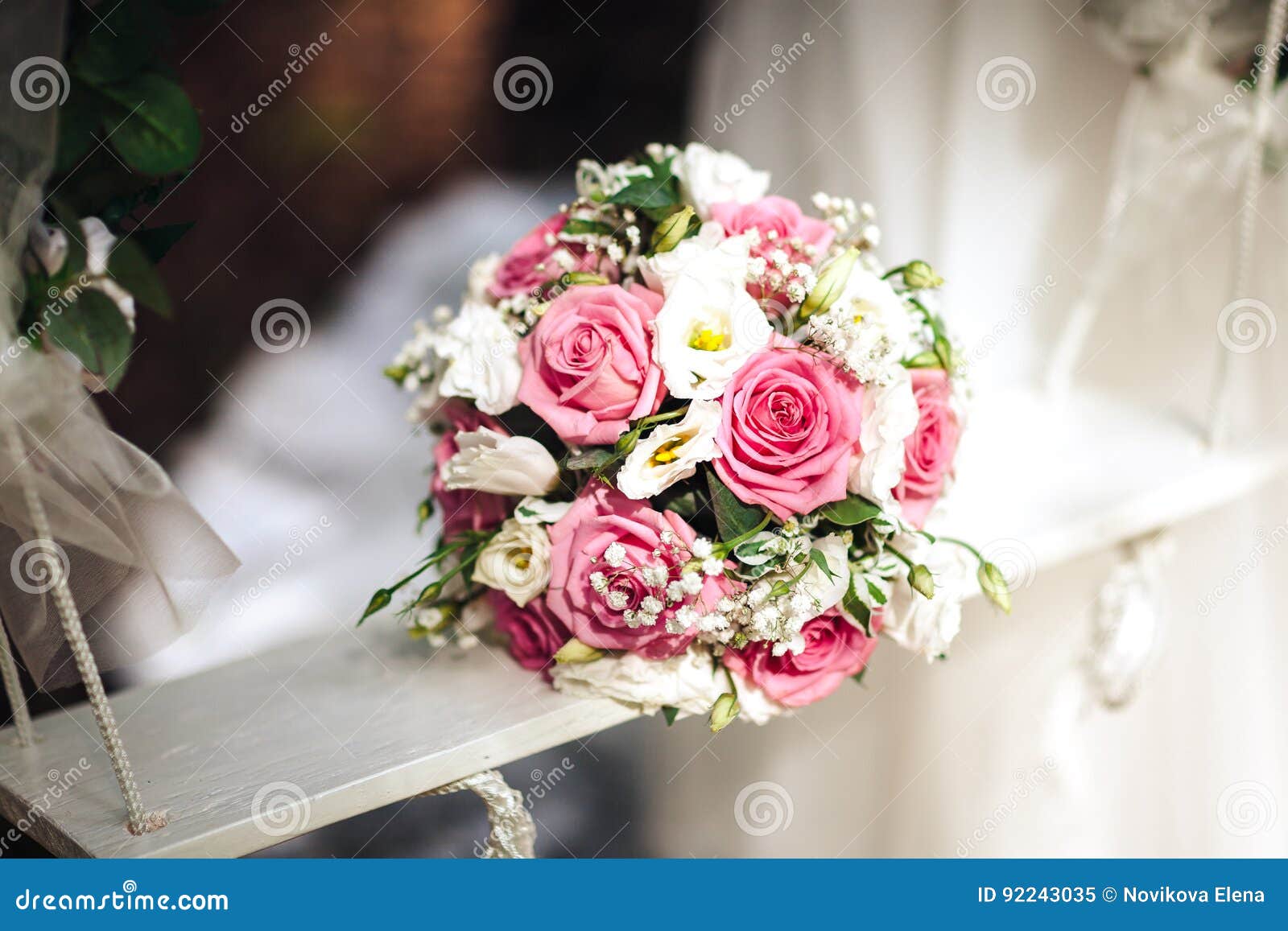 Ramalhete Do Casamento Das Rosas Brancas E Cor-de-rosa No Balanço De  Madeira Branco, Um Ramalhete Da Noiva, Close-up Imagem de Stock - Imagem de  detalhe, floral: 92243035