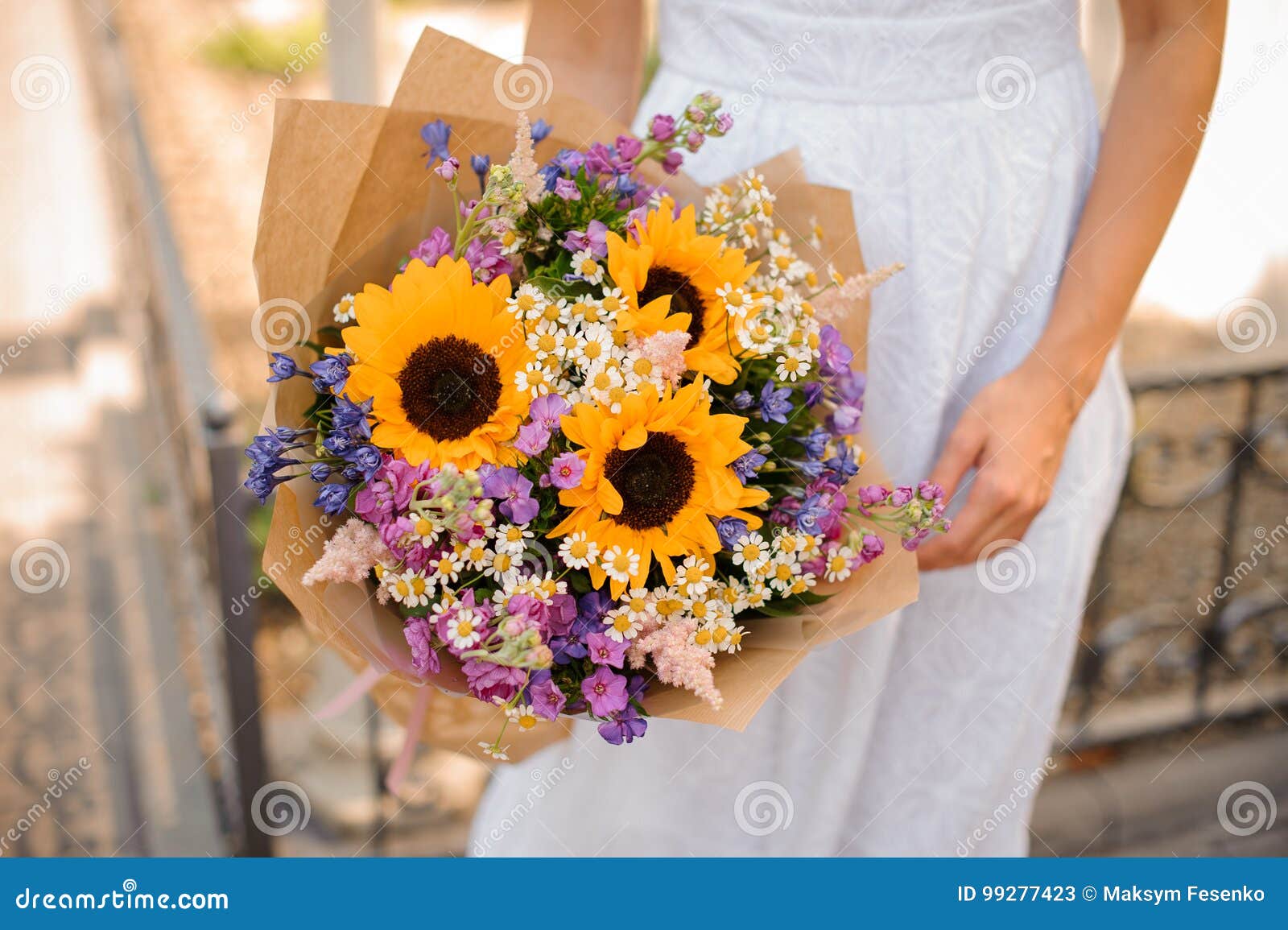 Ramalhete Do Casamento Do Girassol Nas Mãos Da Noiva Imagem de Stock -  Imagem de flor, arranjo: 99277423