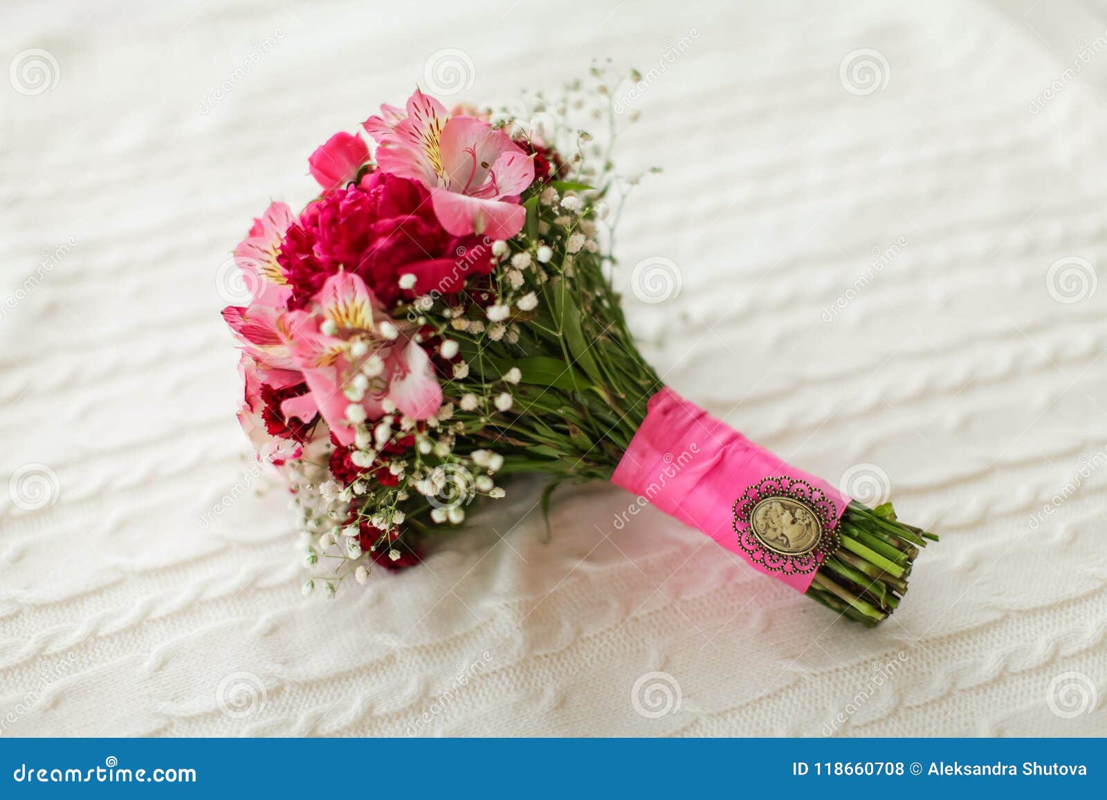 Ramalhete Do Casamento O Ramalhete Do ` S Da Noiva Ramalhete De Flores  Vermelhas E Cor-de-rosa, Com Mentiras Cor-de-rosa Do Broch Foto de Stock -  Imagem de noiva, broche: 118660708