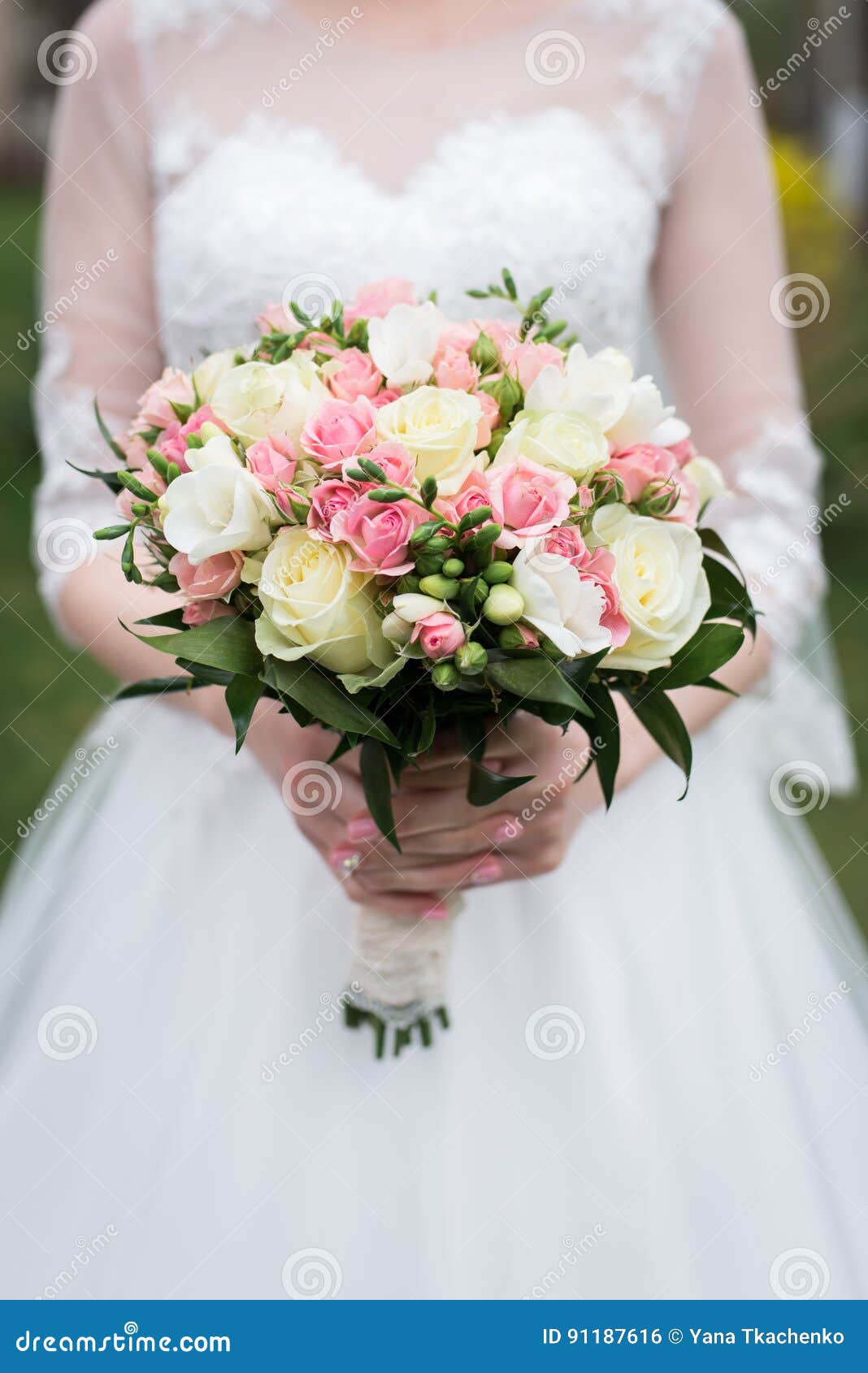 Ramalhete Nupcial Com As Rosas Brancas E Cor-de-rosa a Noiva No Vestido De  Casamento Branco Guarda Um Ramalhete Do Casamento Com Foto de Stock -  Imagem de bonito, beleza: 91187616