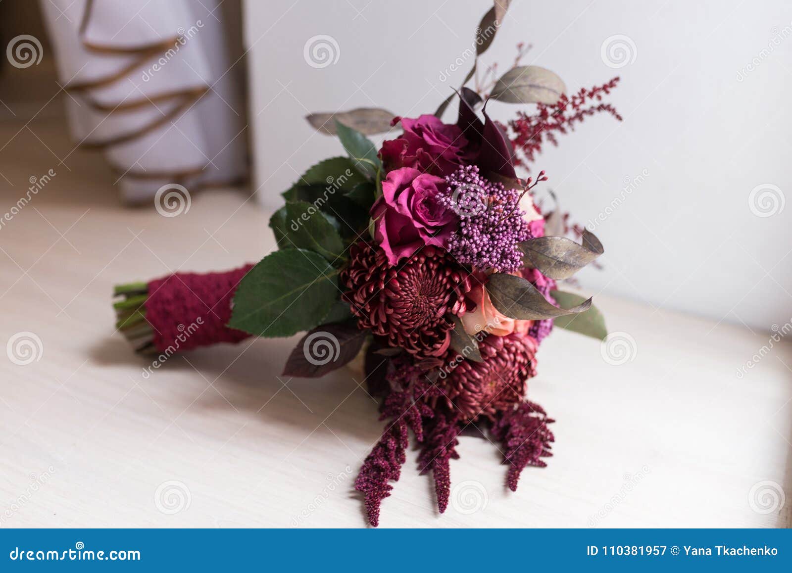 Ramalhete Nupcial Delicado, Caro, Na Moda Do Casamento Das Flores No Marsala  E Cor Vermelha Imagem de Stock - Imagem de grupo, vermelho: 110381957