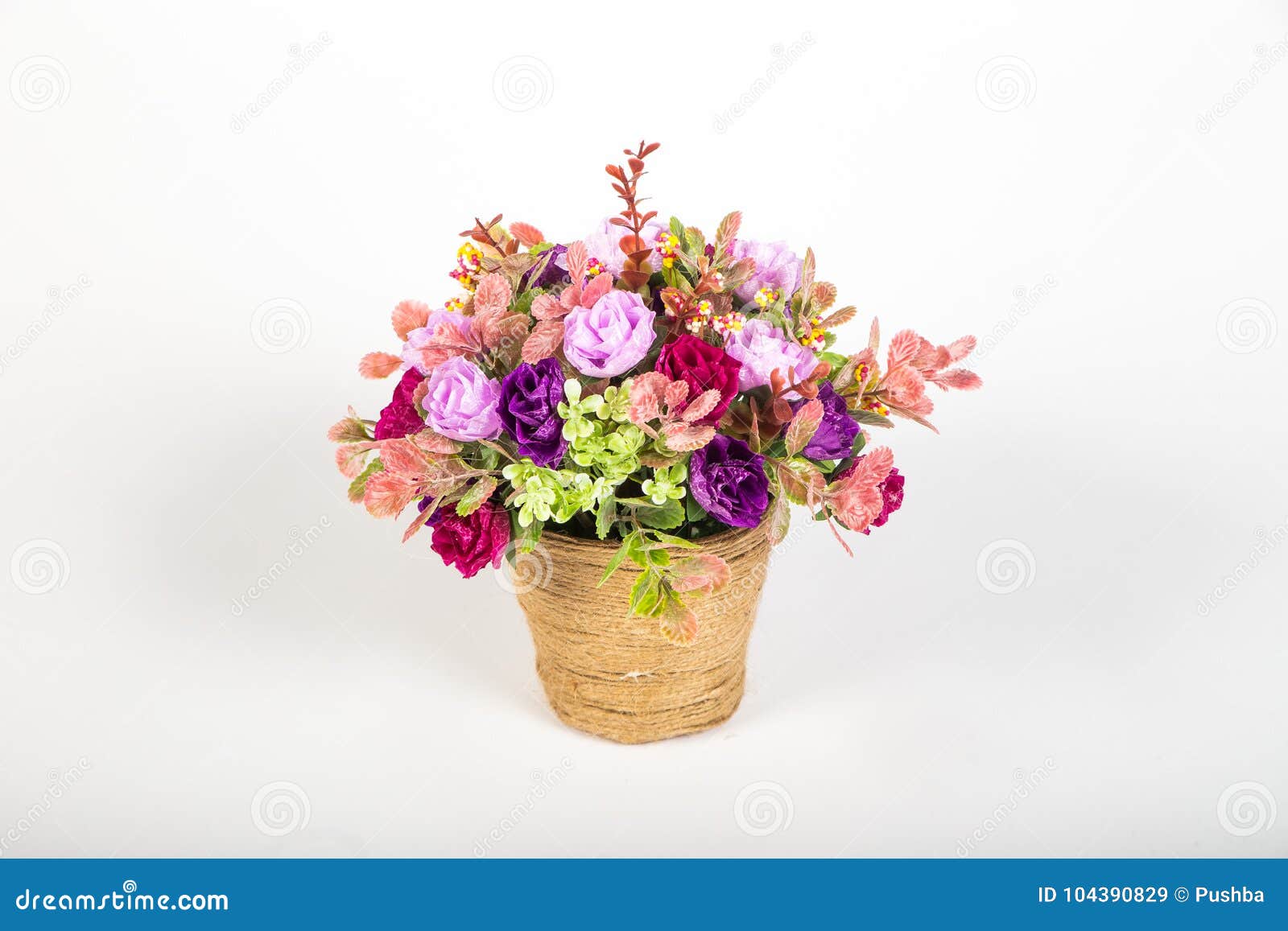 Ramalhete Pequeno De Flores Artificiais Em Um Vaso Decorativo Imagem de  Stock - Imagem de naughty, flora: 104390829