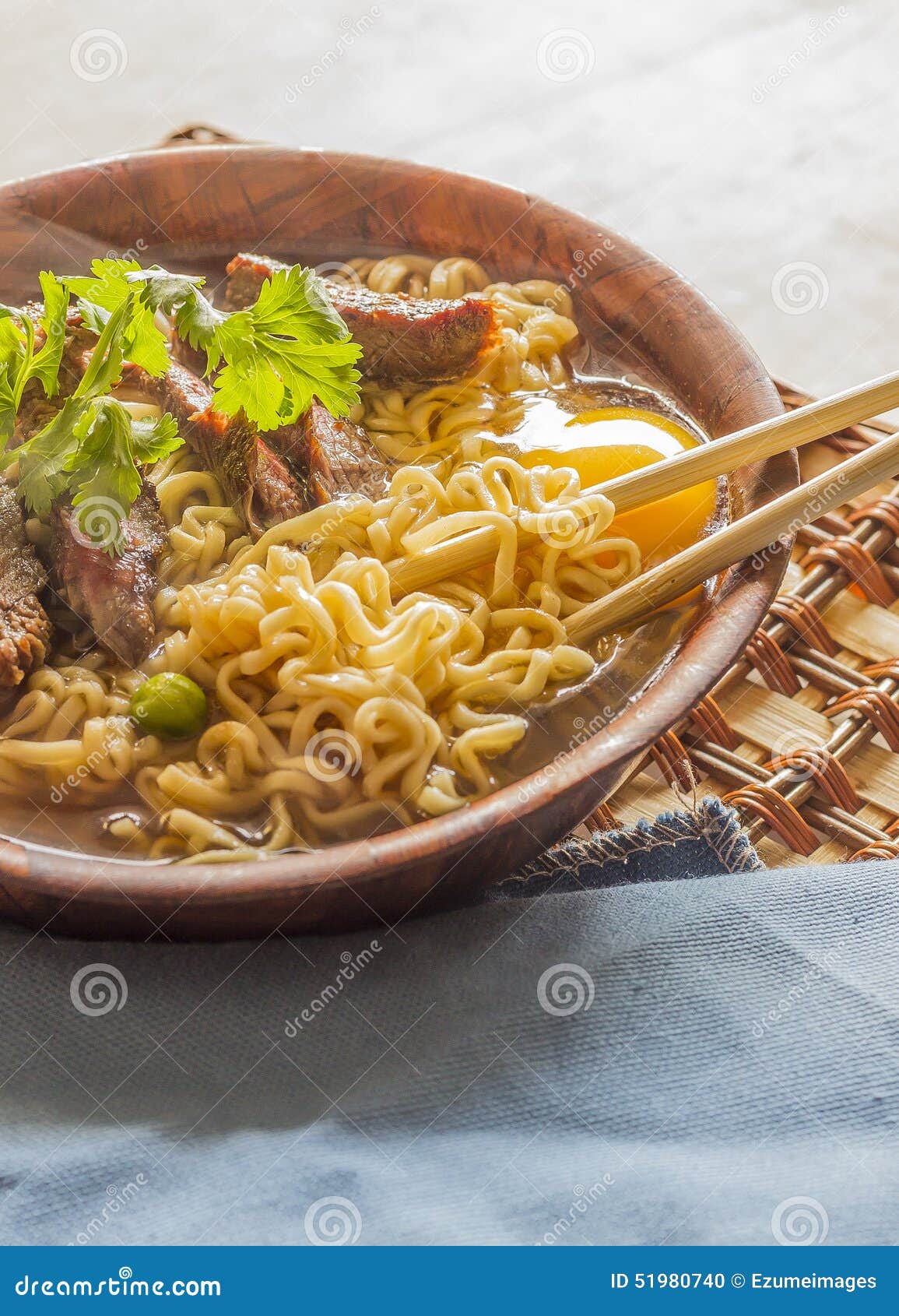 Ramen asiatiques de boeuf photo stock. Image du bâtons 51980740