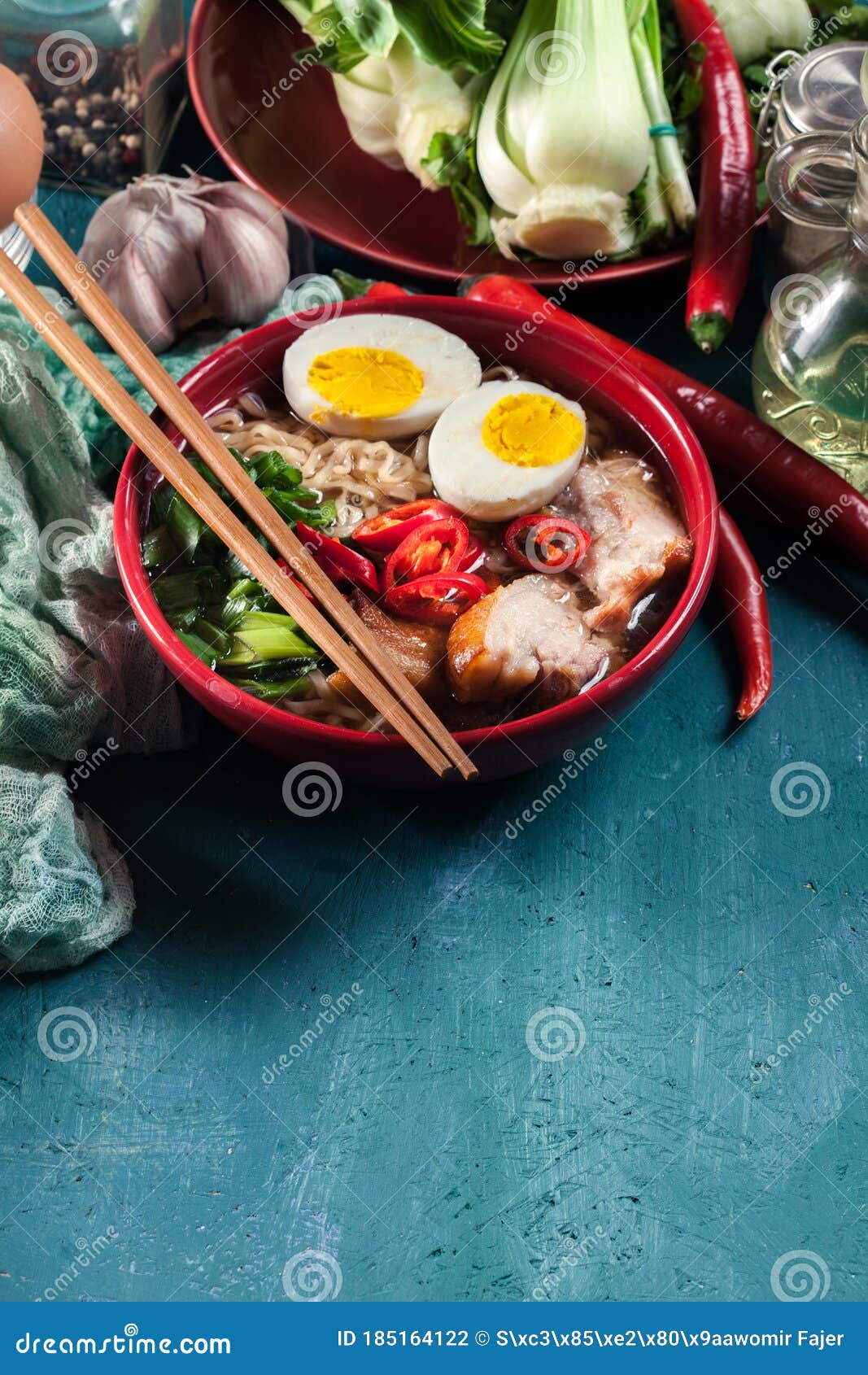 Ramen. Zuppa Tradizionale Giapponese Di Spaghetti Con Carne Di Maiale ...