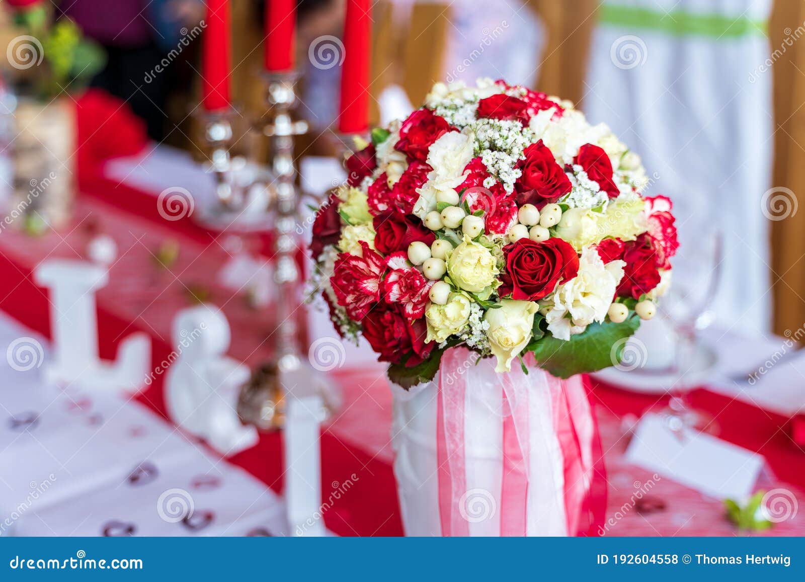Ramo De Boda Rojo Y Blanco En La Mesa De Cierre Foto de archivo - Imagen de  valentina, contrato: 192604558, image size:1600x1157